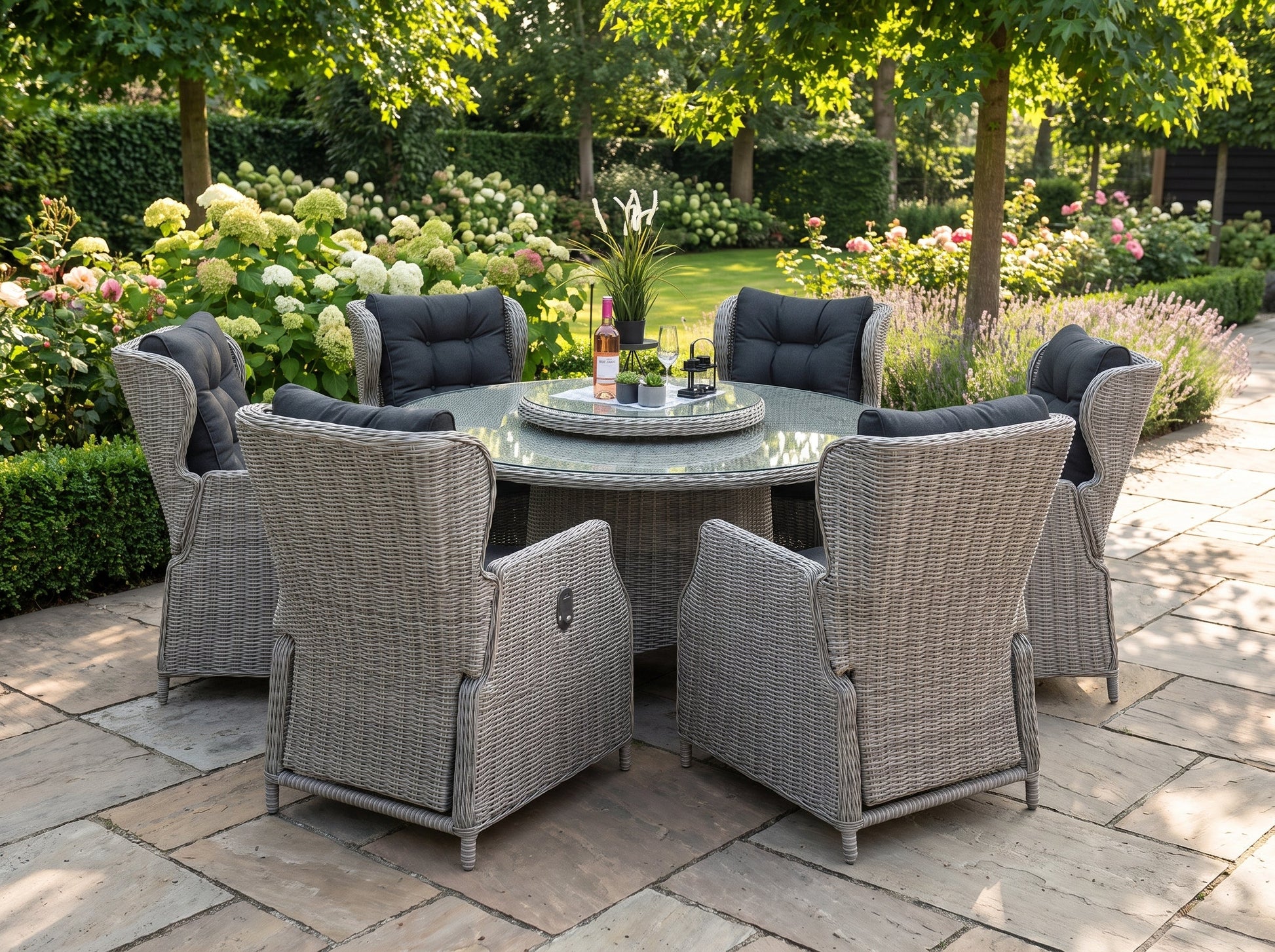 Rio-Barcelona Verstelbare Tuinset 6 Personen - Glas / Light Kobo Grey in een sfeervolle tuin - Outnest tuinmeubelen