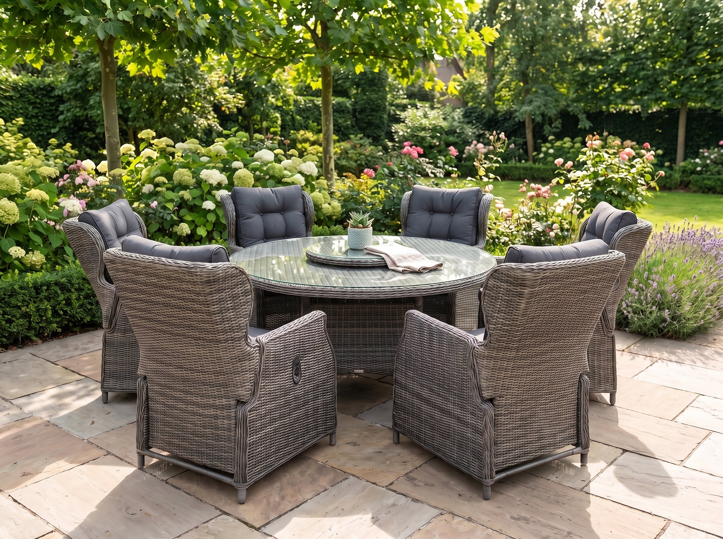 Rio-Barcelona Verstelbare Tuinset 6 Personen - Spraystone / Kobo Grey in een sfeervolle tuin - Outnest tuinmeubelen