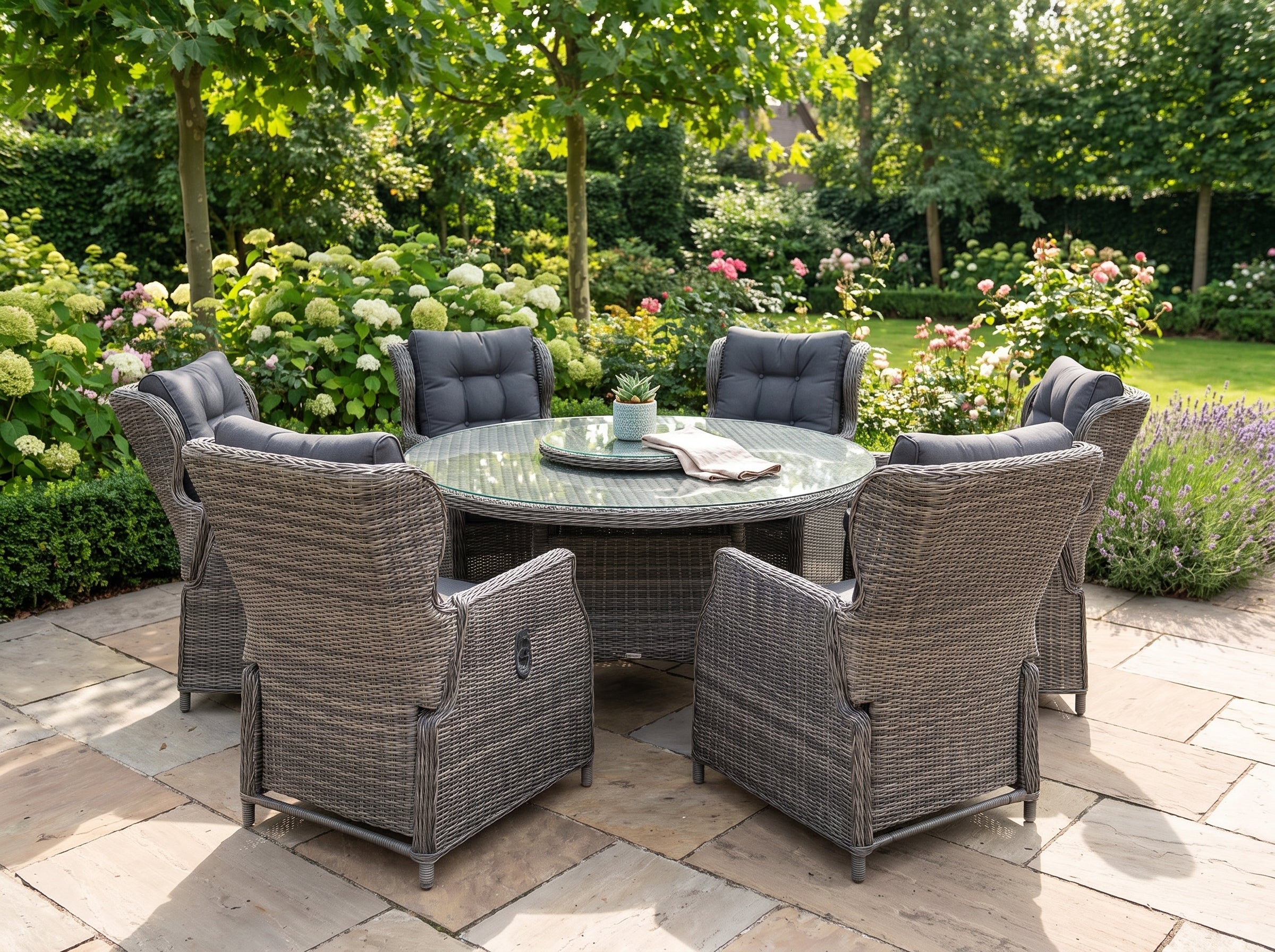 Rio-Barcelona Verstelbare Tuinset 6 Personen - Spraystone / Kobo Grey in een sfeervolle tuin - Outnest tuinmeubelen