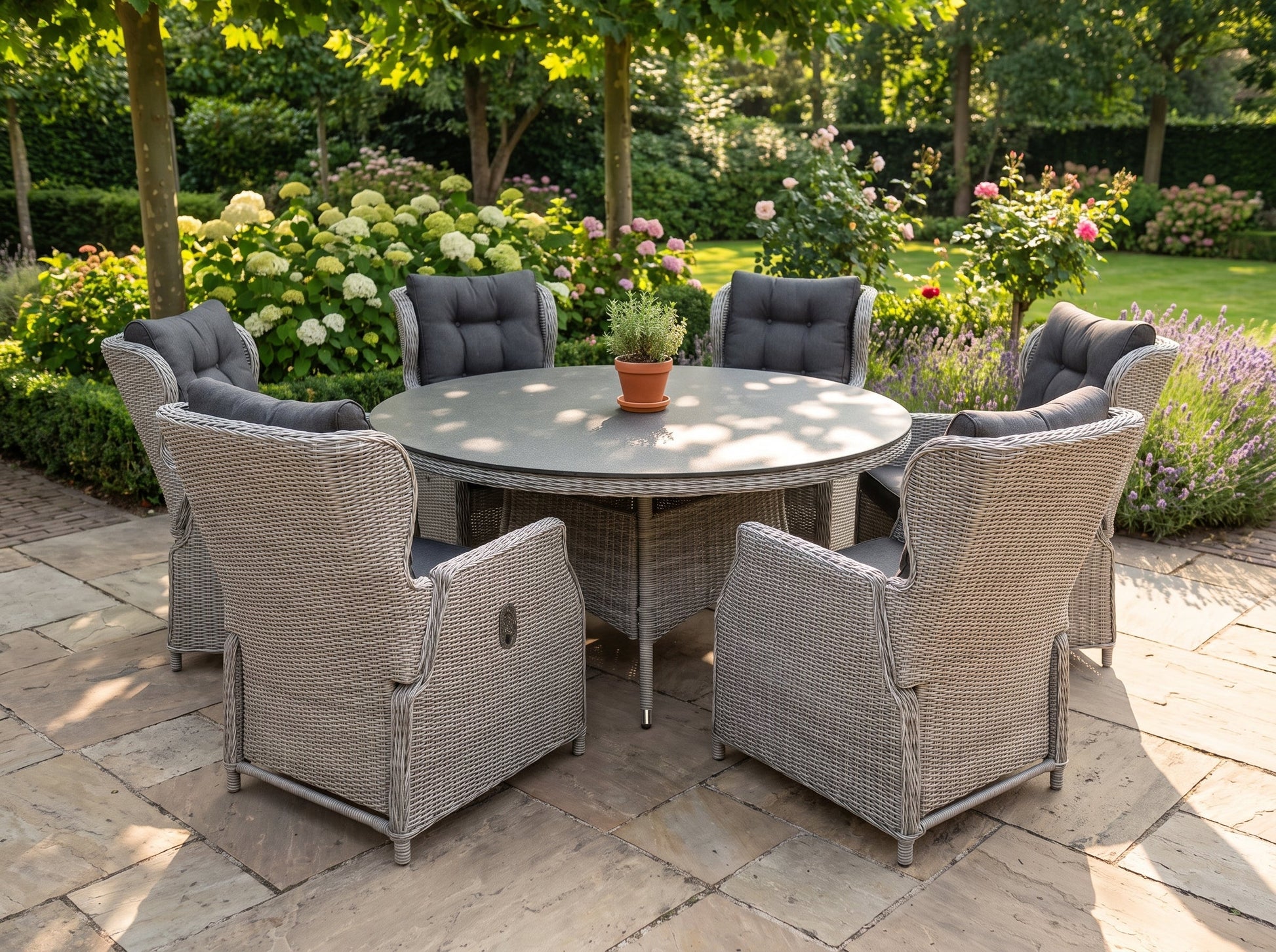 Rio-Barcelona Verstelbare Tuinset 6 Personen - Spraystone / Light Kobo Grey in een sfeervolle tuin - Outnest tuinmeubelen