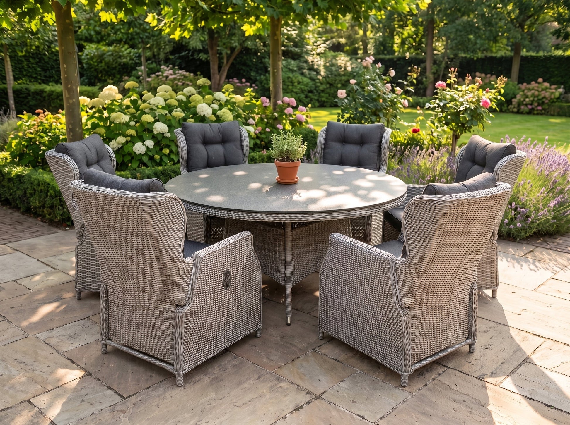 Rio-Barcelona Verstelbare Tuinset 6 Personen - Spraystone / Light Kobo Grey in een sfeervolle tuin - Outnest tuinmeubelen