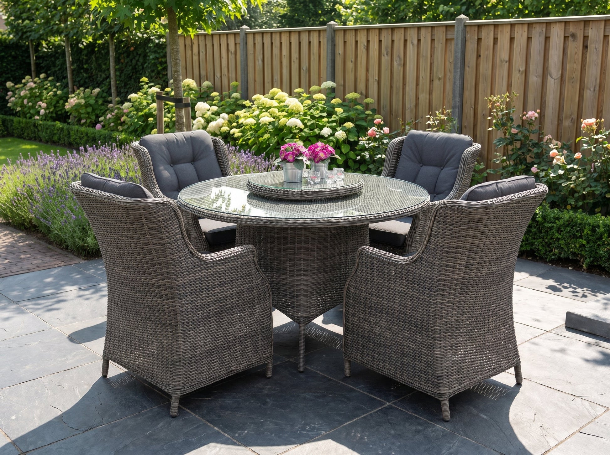 Rio-Darwin Tuinset 4 Personen - Glas / Kobo Grey in een sfeervolle tuin - Outnest tuinmeubelen