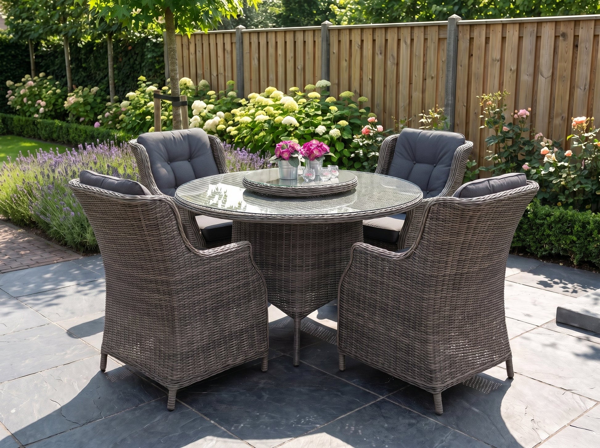 Rio-Darwin Tuinset 4 Personen - Glas / Kobo Grey in een sfeervolle tuin - Outnest tuinmeubelen