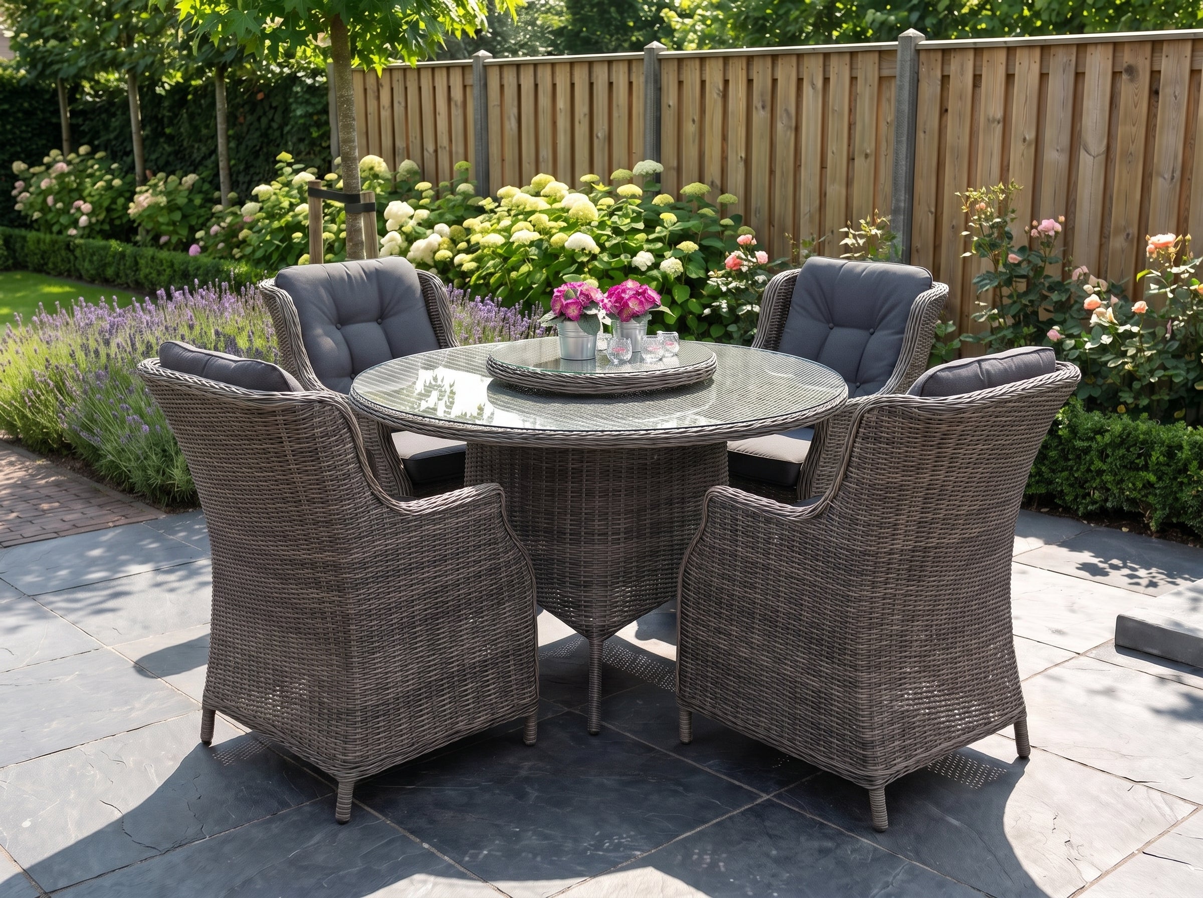 Rio-Darwin Tuinset 4 Personen - Glas / Kobo Grey in een sfeervolle tuin - Outnest tuinmeubelen