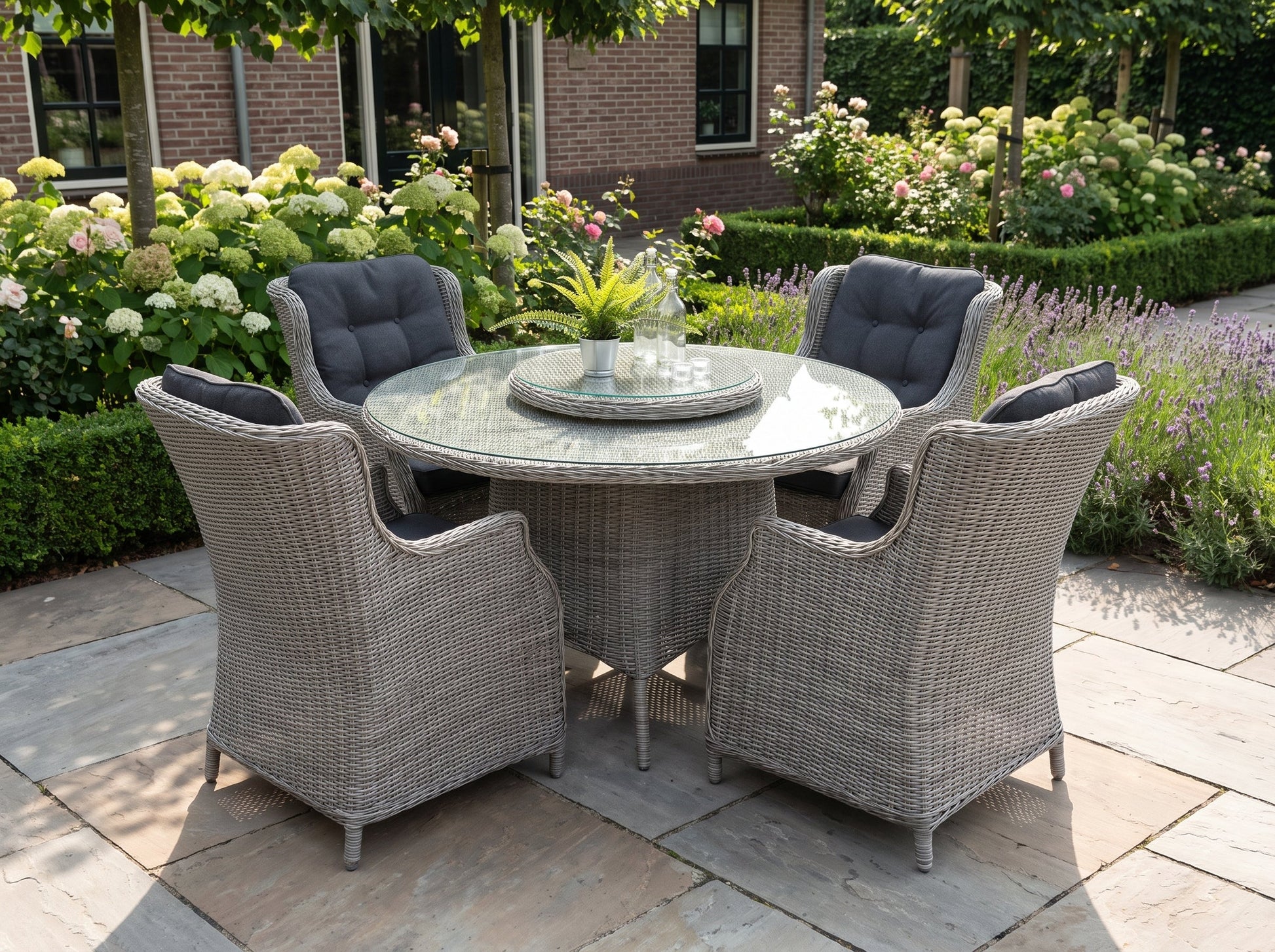 Rio-Darwin Tuinset 4 Personen - Glas / Light Kobo Grey in een sfeervolle tuin - Outnest tuinmeubelen
