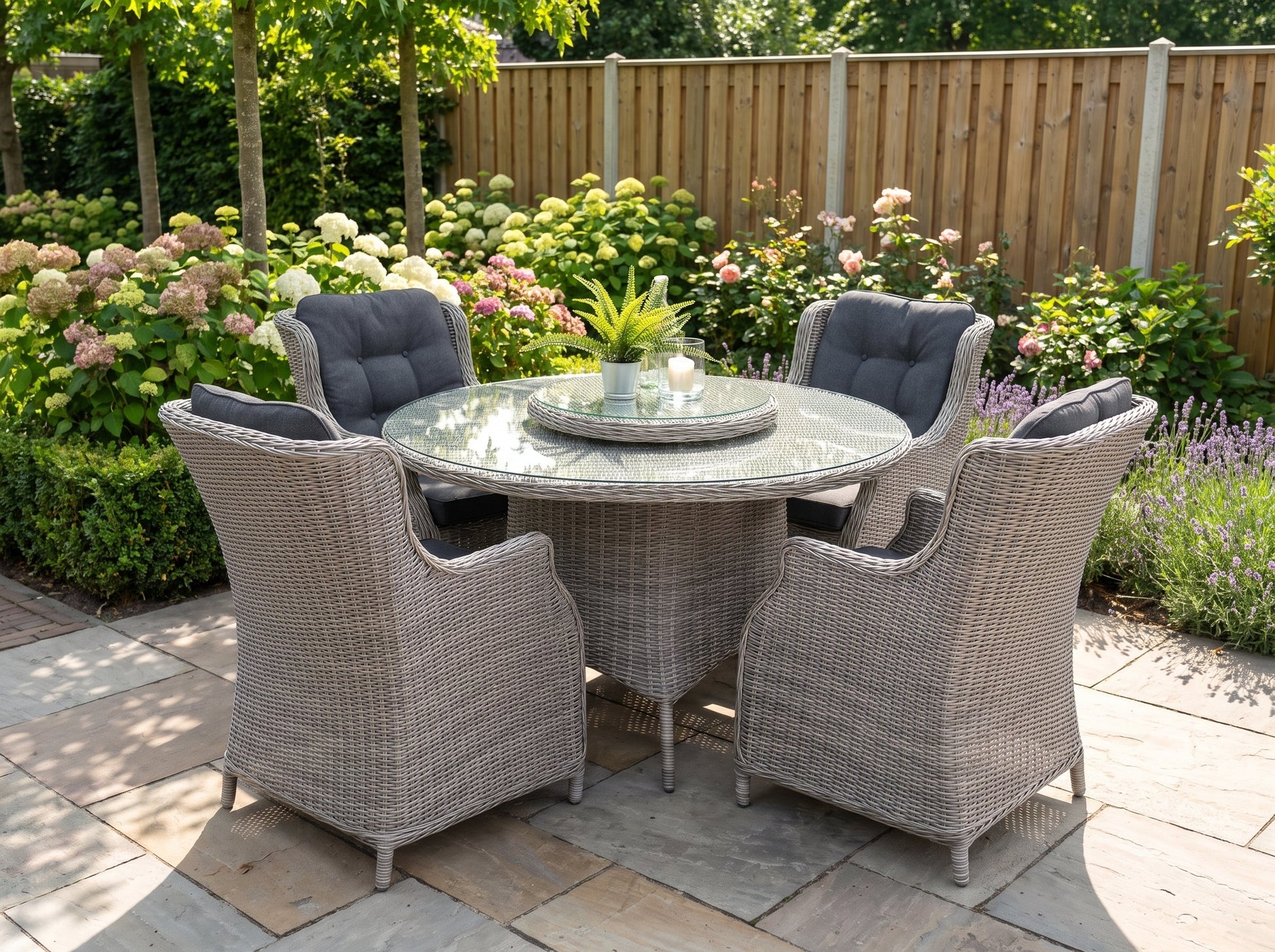 Rio-Darwin Tuinset 4 Personen - Glas / Light Kobo Grey in een sfeervolle tuin - Outnest tuinmeubelen