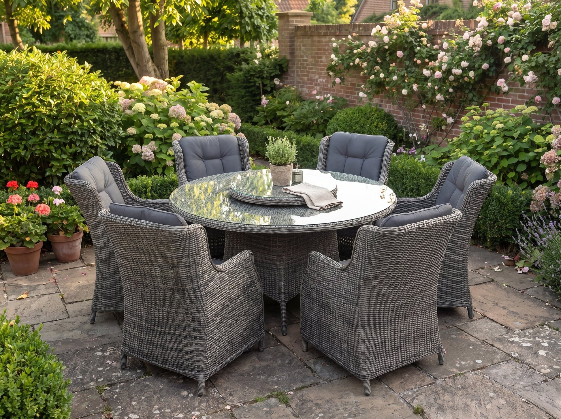 Rio-Darwin Tuinset 6 Personen - Glas / Kobo Grey in een sfeervolle tuin - Outnest tuinmeubelen