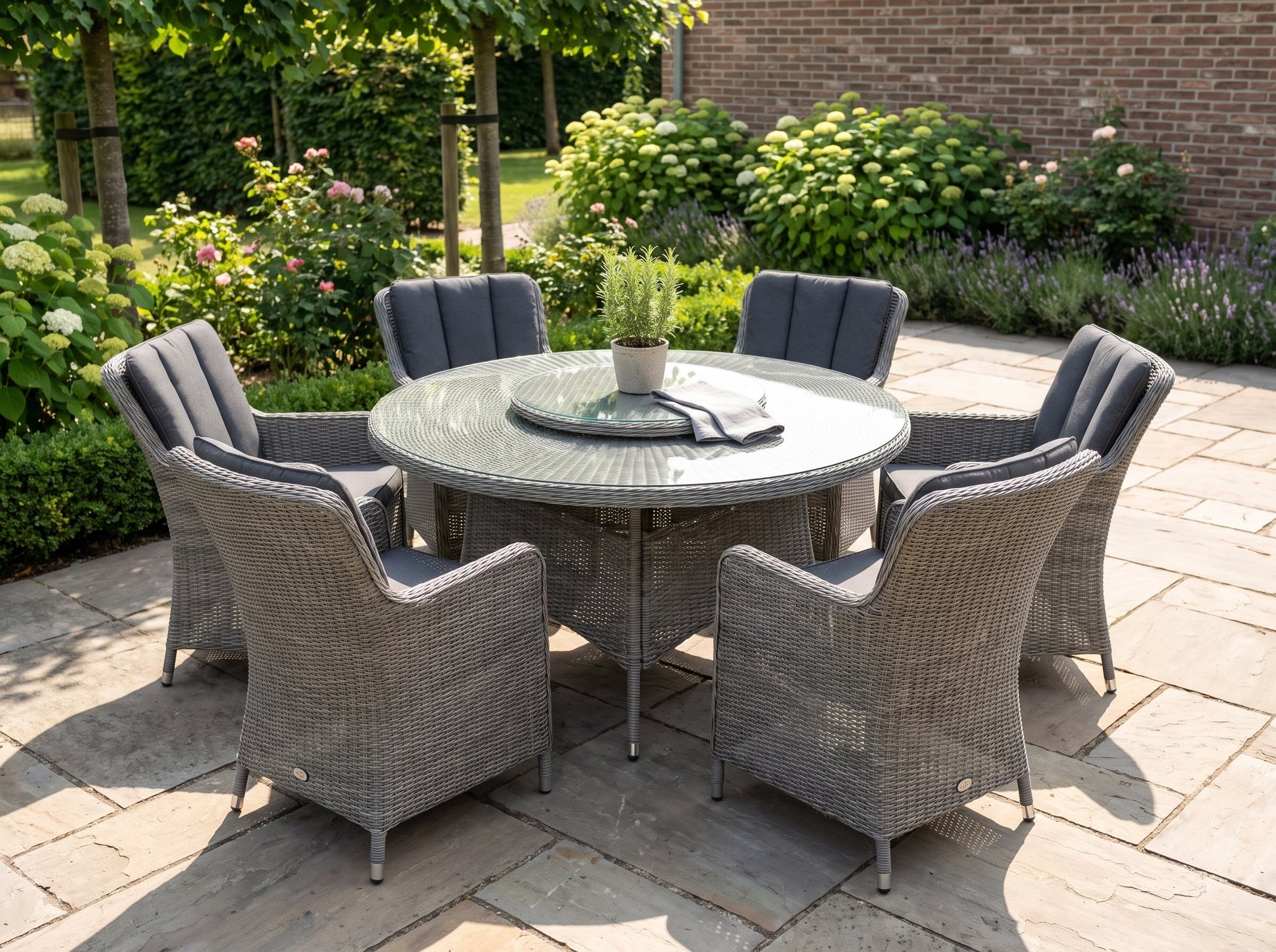 Rio-Darwin Tuinset 6 Personen - Glas / Kobo Grey in een sfeervolle tuin - Outnest tuinmeubelen