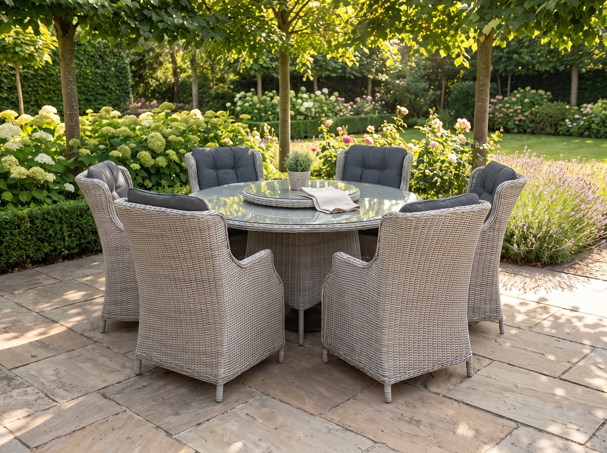 Rio-Darwin Tuinset 6 Personen - Glas / Light Kobo Grey in een sfeervolle tuin - Outnest tuinmeubelen