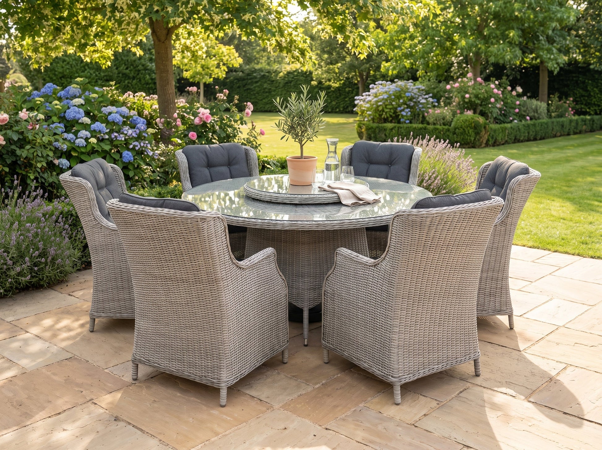 Rio-Darwin Tuinset 6 Personen - Glas / Light Kobo Grey in een sfeervolle tuin - Outnest tuinmeubelen