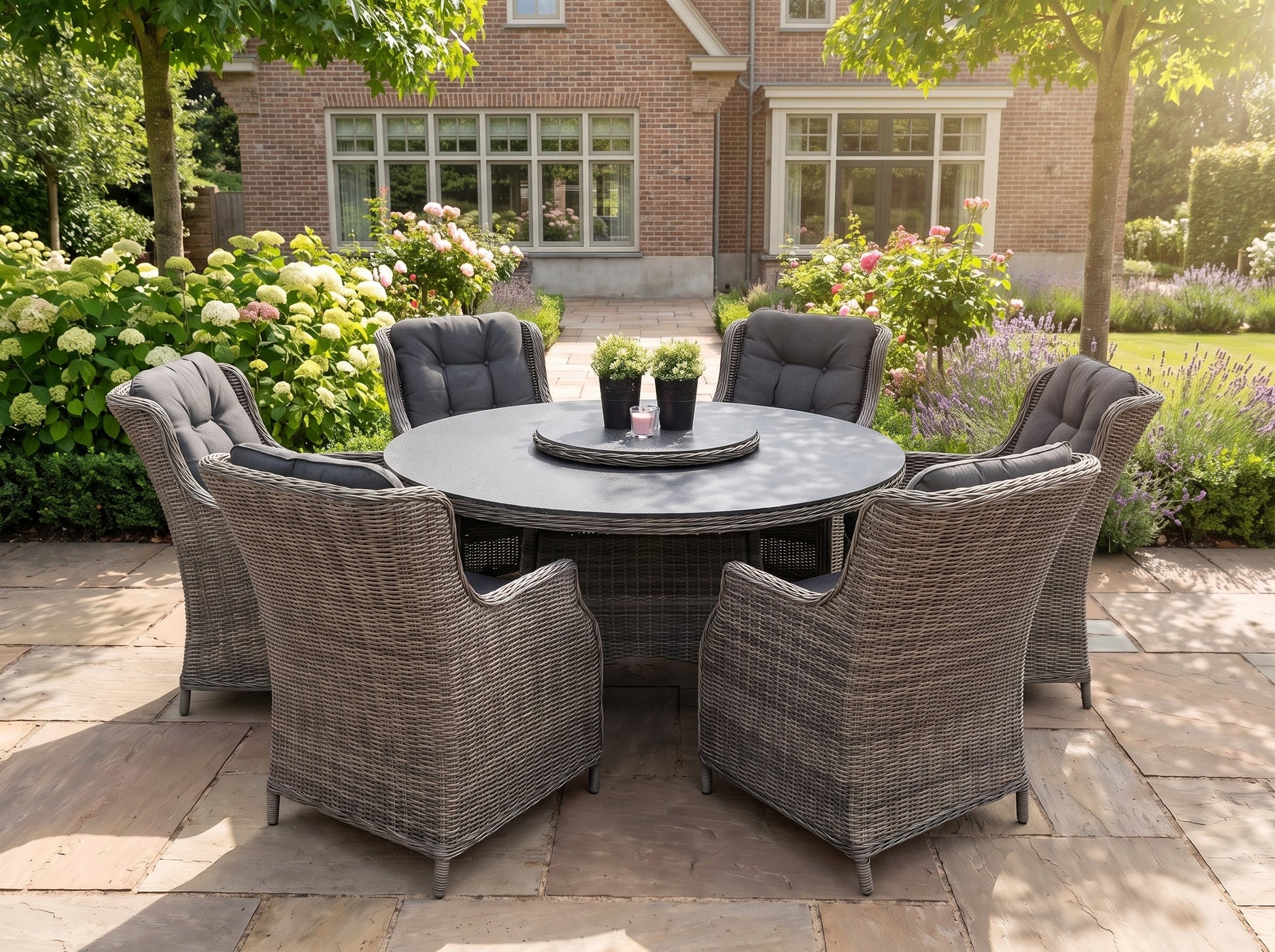 Rio-Darwin Tuinset 6 Personen - Spraystone / Kobo Grey in een sfeervolle tuin - Outnest tuinmeubelen