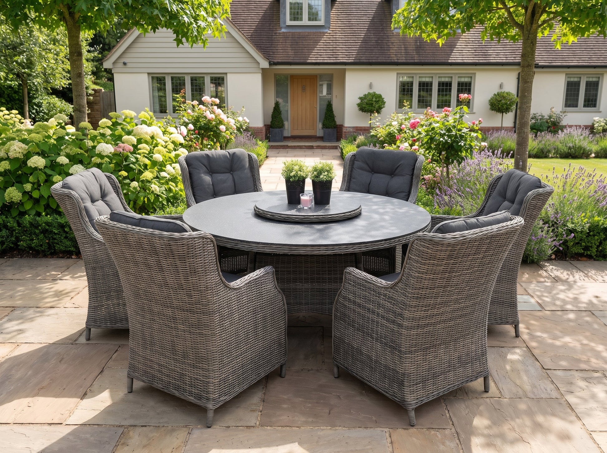 Rio-Darwin Tuinset 6 Personen - Spraystone / Kobo Grey in een sfeervolle tuin - Outnest tuinmeubelen