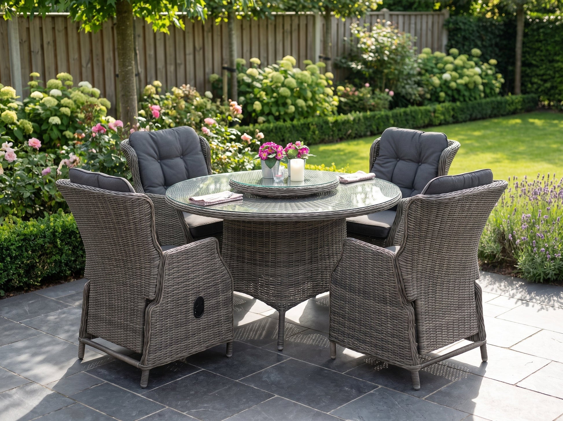 Rio-Darwin Verstelbare Tuinset 4 Personen - Glas / Kobo Grey in een sfeervolle tuin - Outnest tuinmeubelen