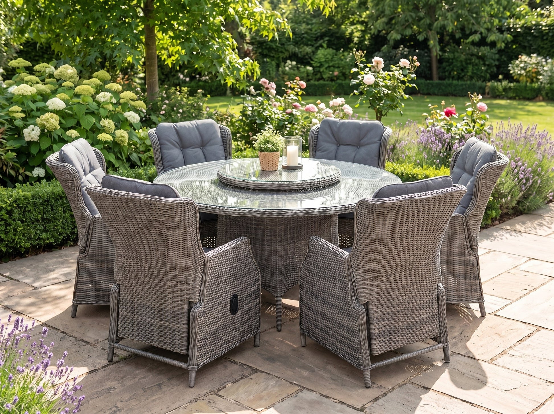 Rio-Darwin Verstelbare Tuinset 6 Personen - Glas / Kobo Grey in een sfeervolle tuin - Outnest tuinmeubelen
