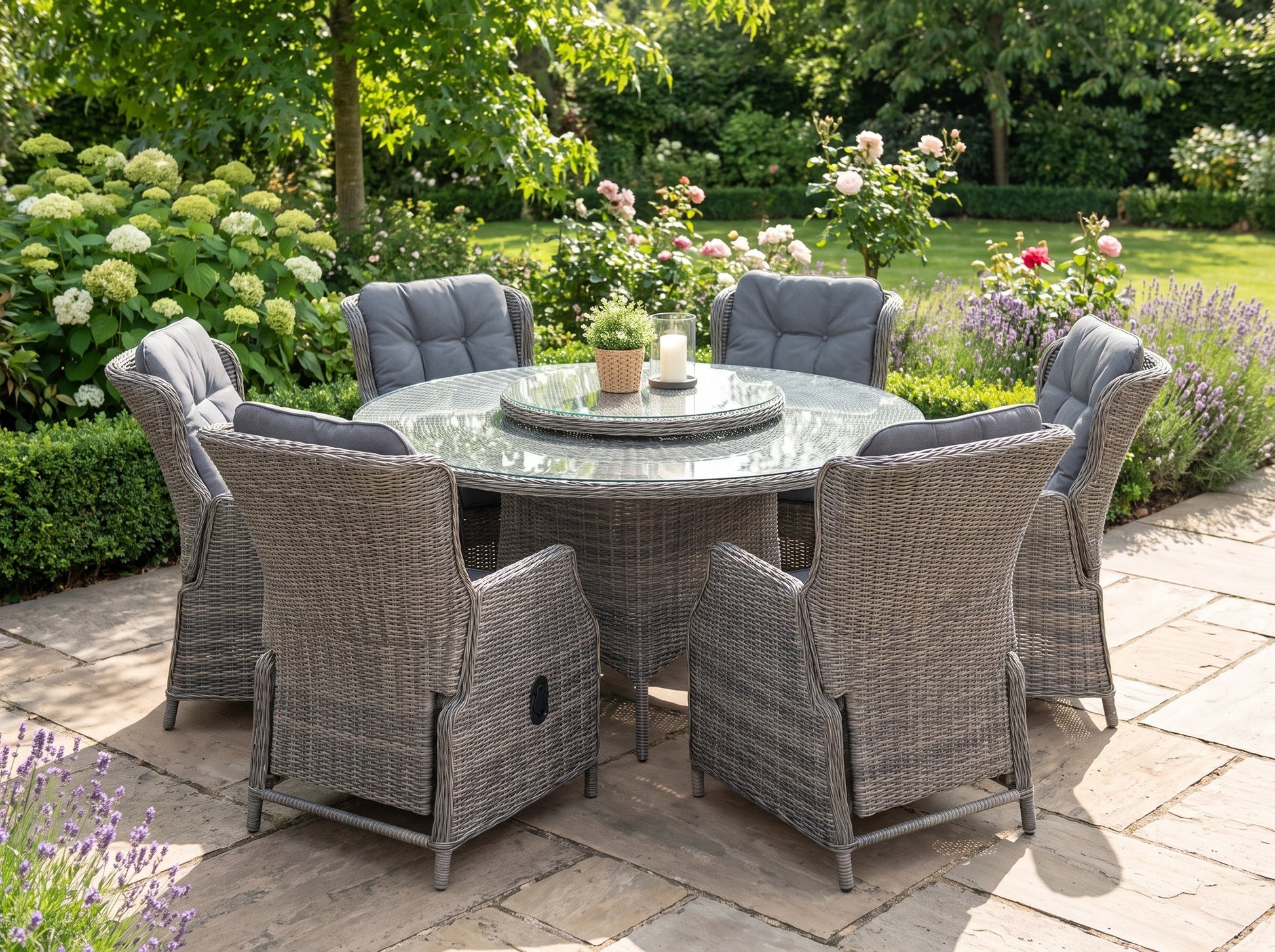 Rio-Darwin Verstelbare Tuinset 6 Personen - Glas / Kobo Grey in een sfeervolle tuin - Outnest tuinmeubelen