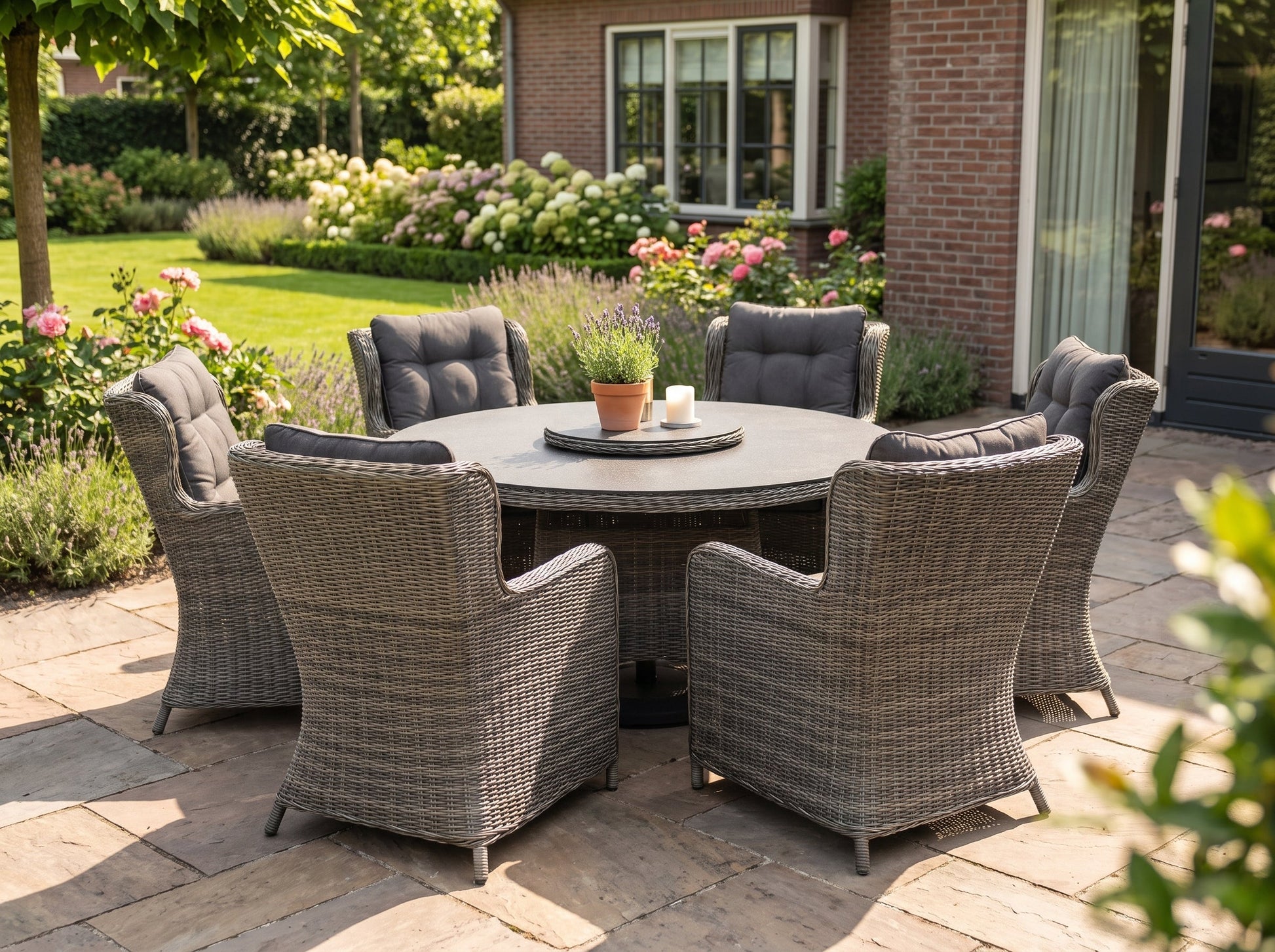 Rio-Delano Tuinset 6 Personen - Spraystone / Kobo Grey in een sfeervolle tuin - Outnest tuinmeubelen