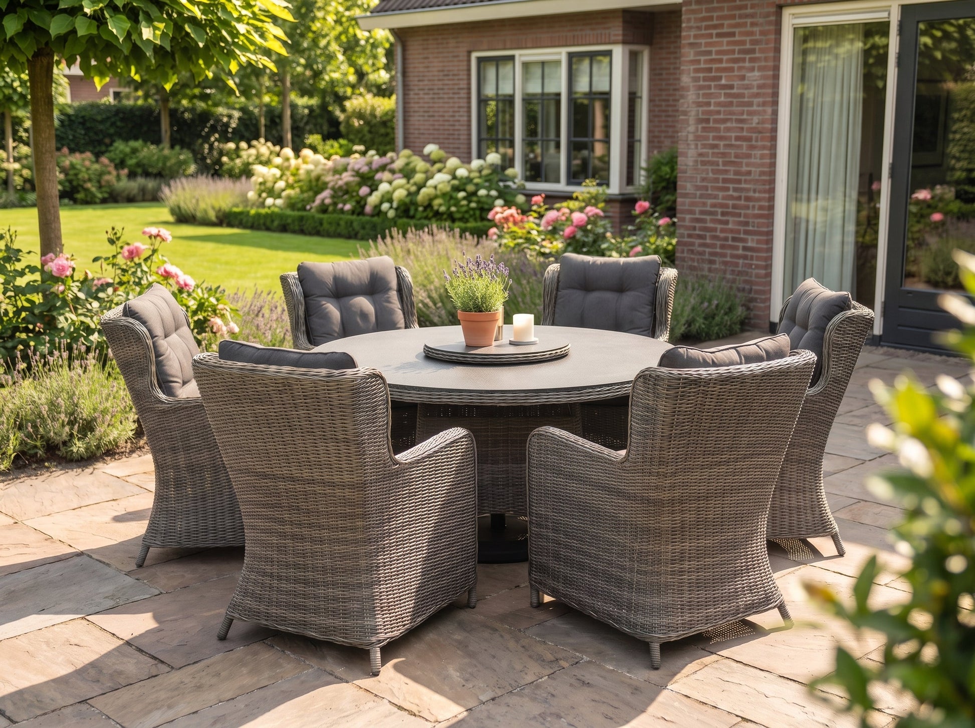 Rio-Delano Tuinset 6 Personen - Spraystone / Kobo Grey in een sfeervolle tuin - Outnest tuinmeubelen