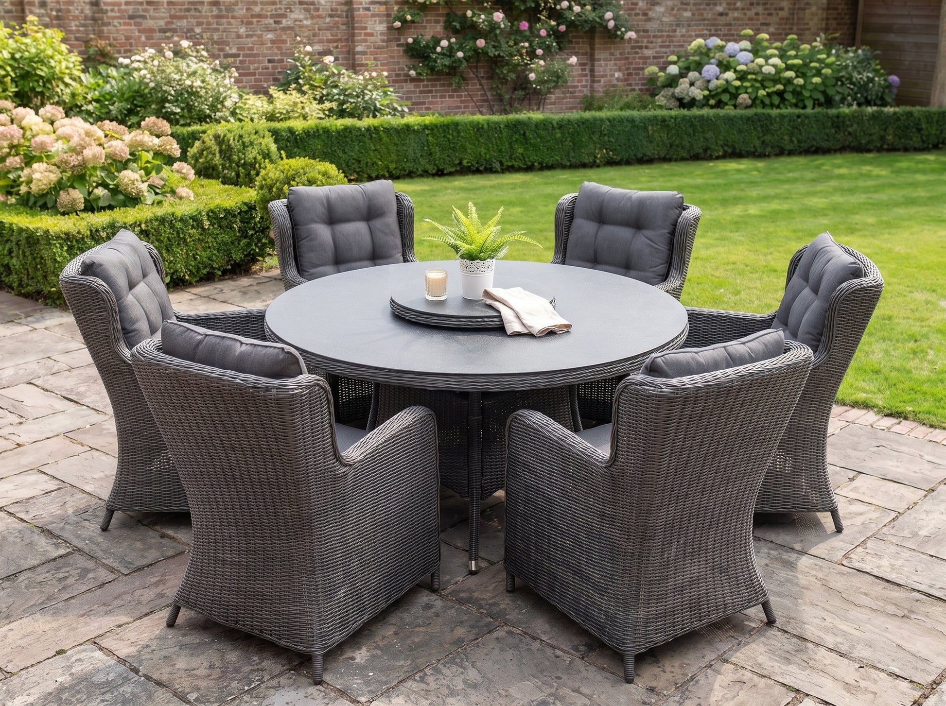 Rio-Delano Tuinset 6 Personen - Spraystone / Rock Grey in een sfeervolle tuin - Outnest tuinmeubelen