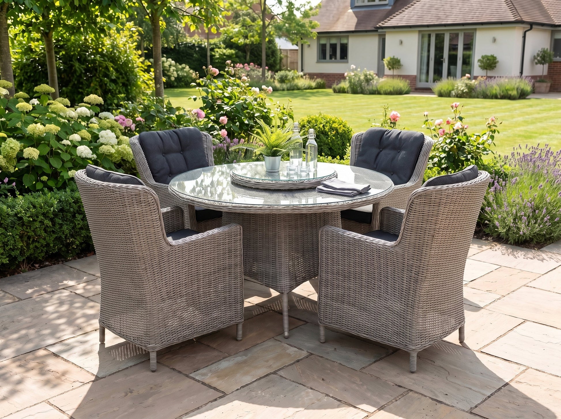 Rio-Marina Tuinset 4 Personen - Glas / Light Kobo Grey in een sfeervolle tuin - Outnest tuinmeubelen