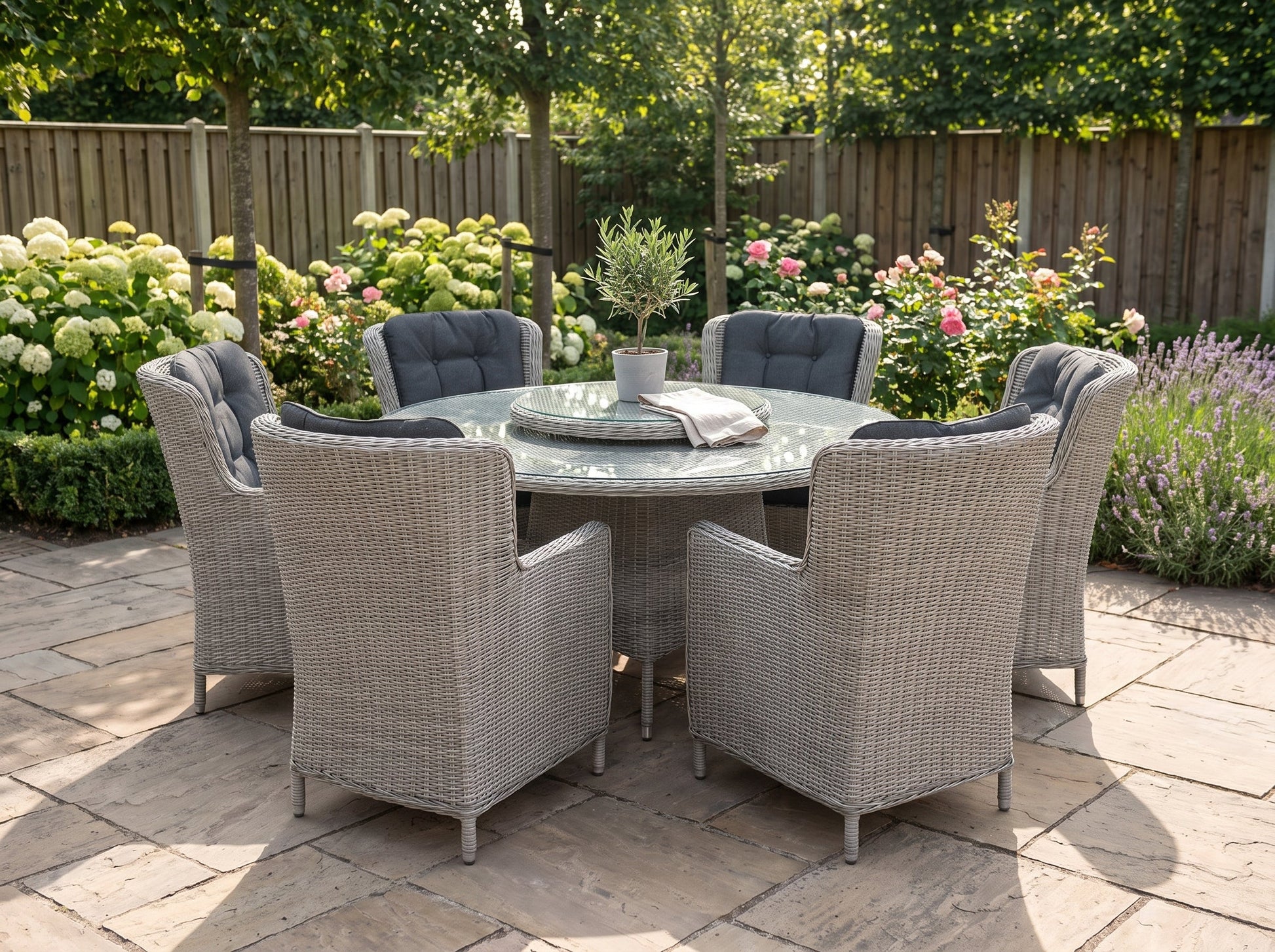Rio-Marina Tuinset 6 Personen - Glas / Light Kobo Grey in een sfeervolle tuin - Outnest tuinmeubelen