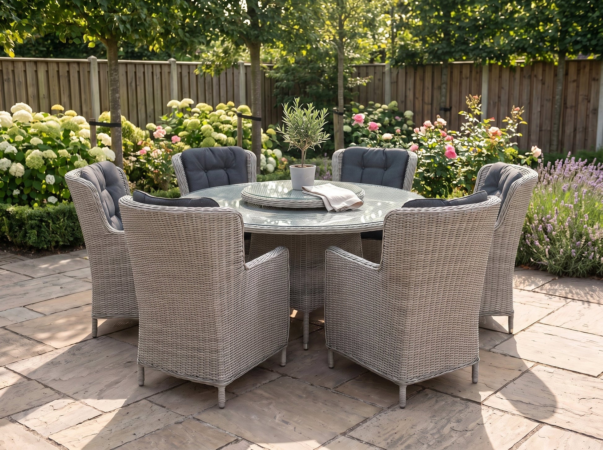 Rio-Marina Tuinset 6 Personen - Glas / Light Kobo Grey in een sfeervolle tuin - Outnest tuinmeubelen