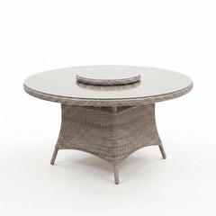 Rio Ronde Tuintafel 130 cm - Glas / Light Kobo Grey in een sfeervolle tuin - Outnest tuinmeubelen