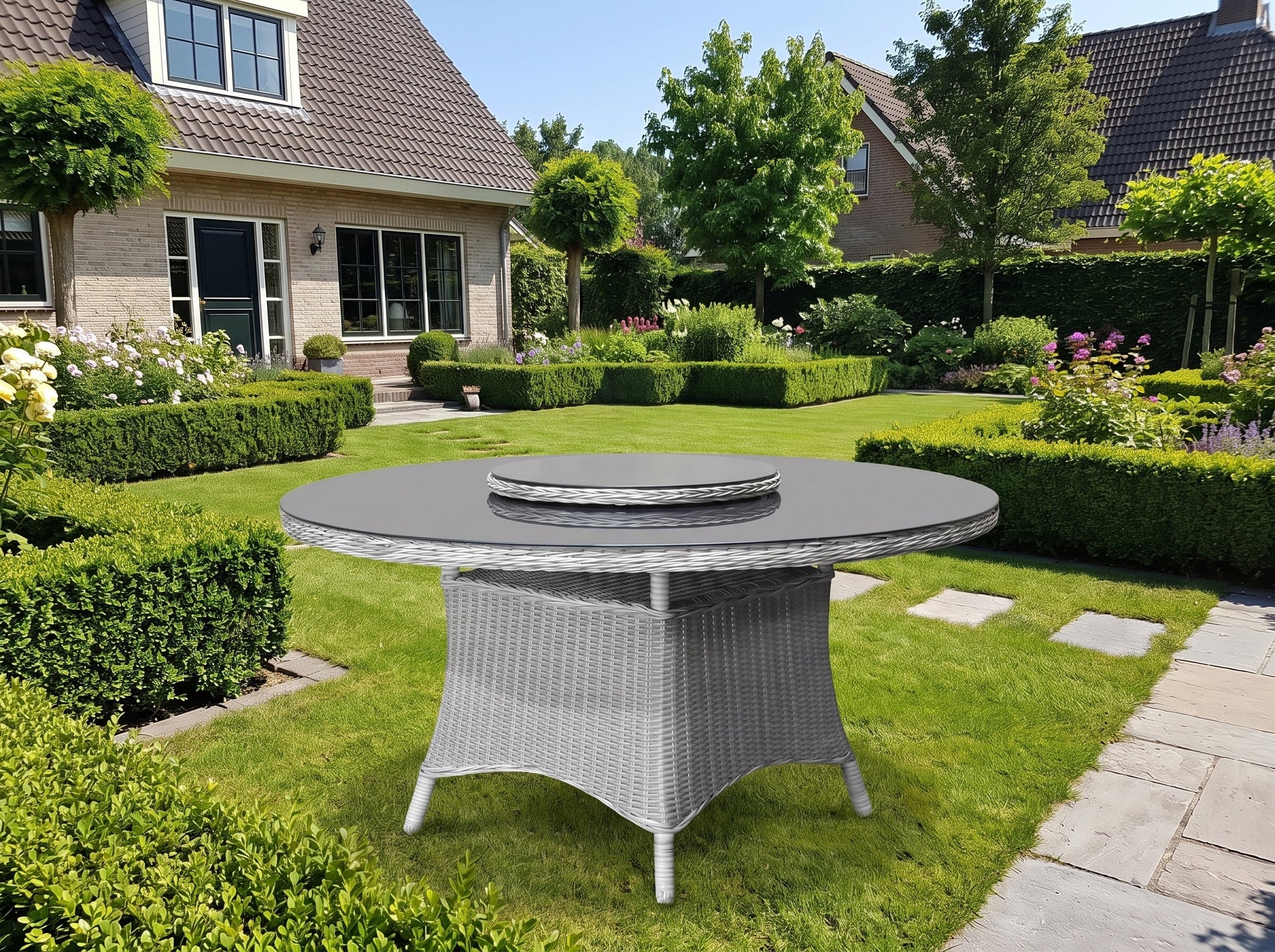 Rio Ronde Tuintafel 130 cm - Spraystone / Light Kobo Grey in een sfeervolle tuin - Outnest tuinmeubelen