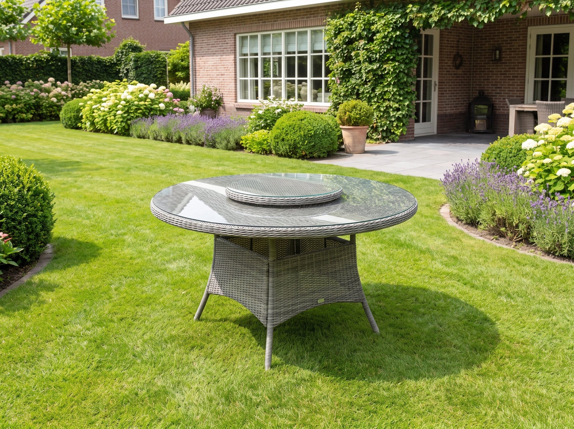 Rio Ronde Tuintafel 150 cm - Glas / Light Kobo Grey in een sfeervolle tuin - Outnest tuinmeubelen