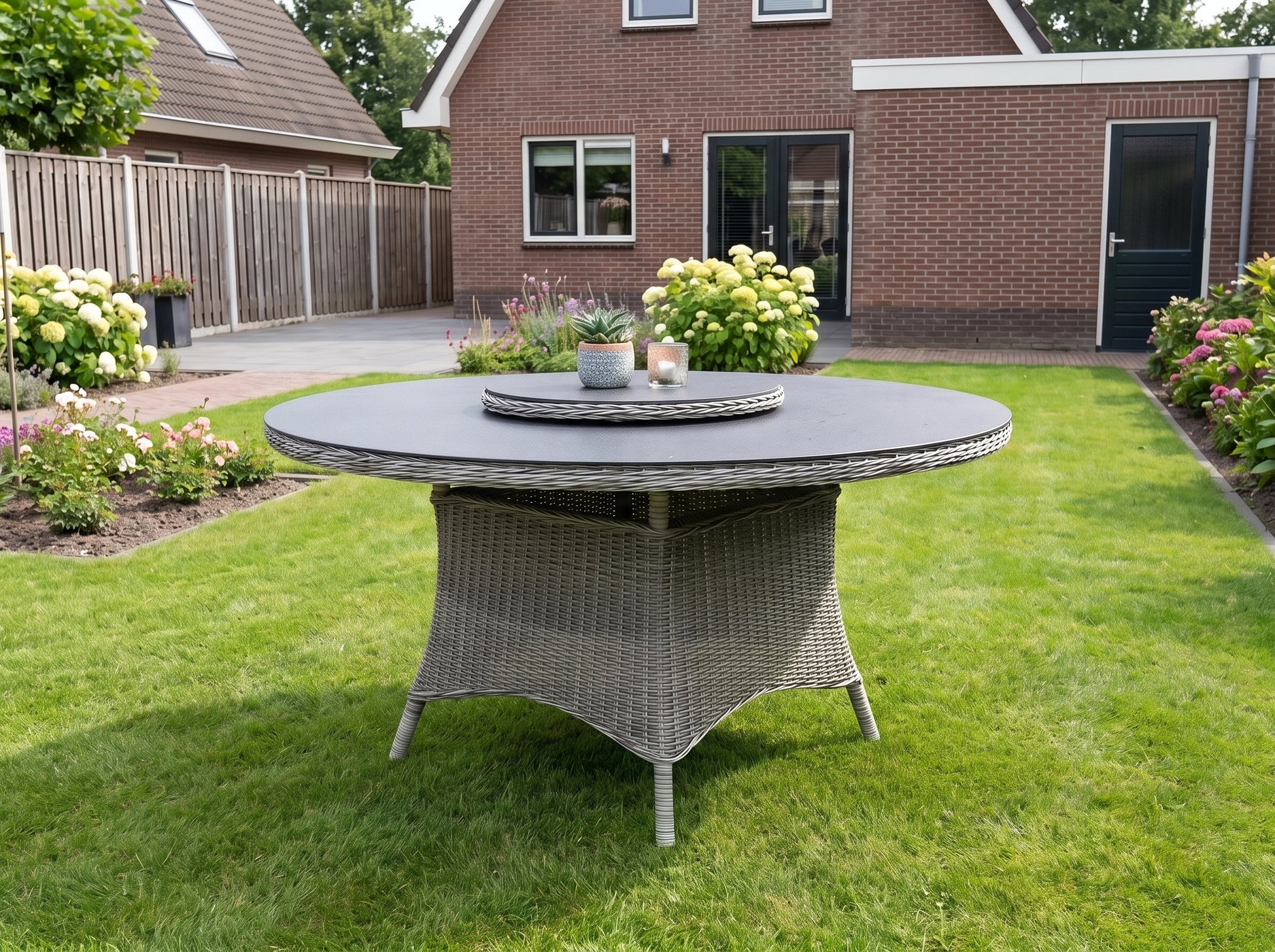 Rio Ronde Tuintafel 150 cm - Spraystone / Light Kobo Grey in een sfeervolle tuin - Outnest tuinmeubelen