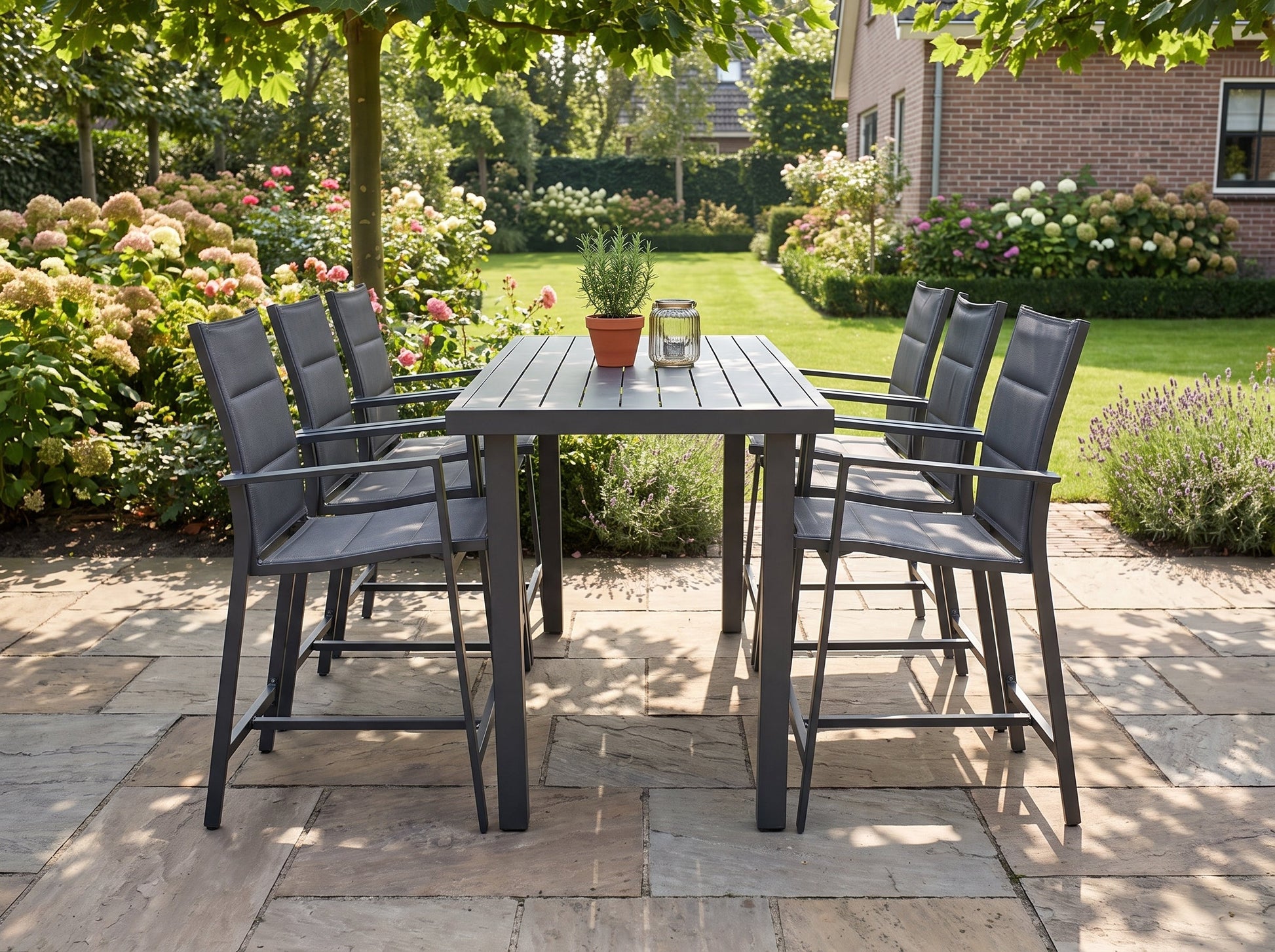 Saint Louis Tuinset 6 Personen in een sfeervolle tuin - Outnest tuinmeubelen