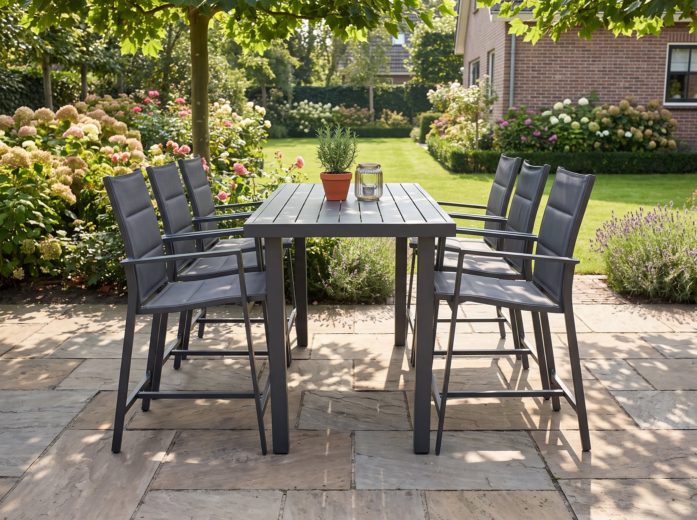 Saint Louis Tuinset 6 Personen in een sfeervolle tuin - Outnest tuinmeubelen