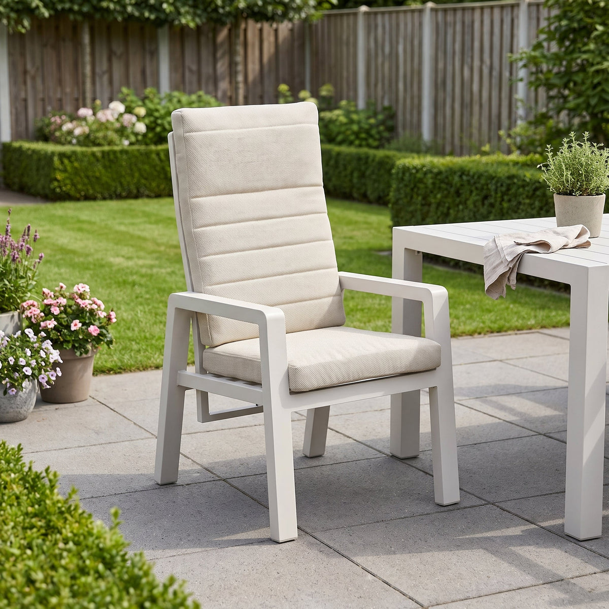 Sandro Verstelbare Tuinstoel | Dining - Beige in een sfeervolle tuin - Outnest tuinmeubelen