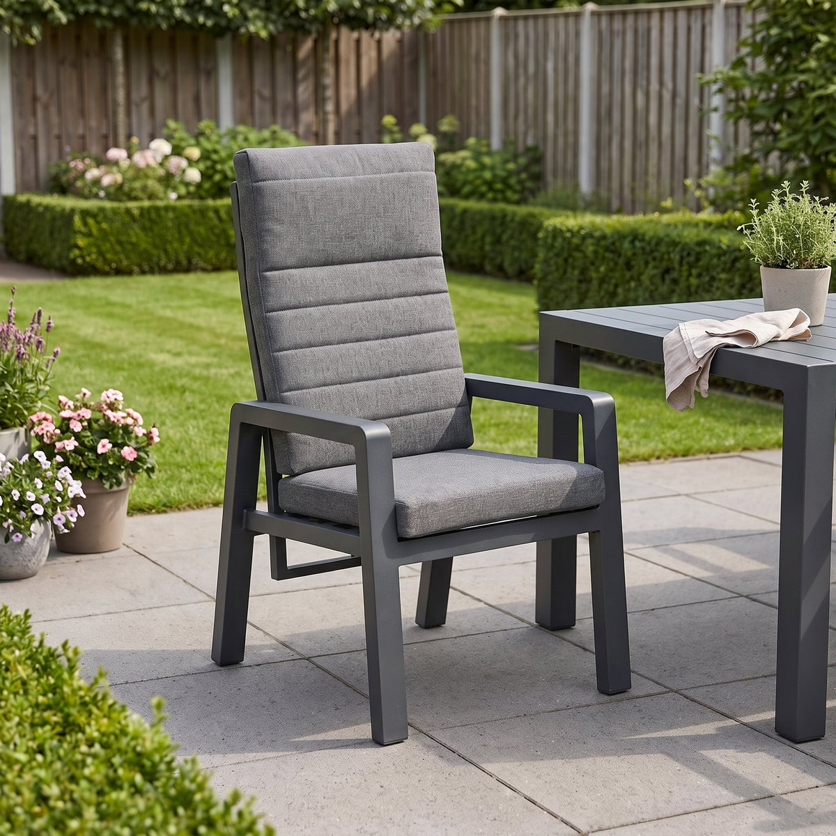 Sandro Verstelbare Tuinstoel | Dining - Dark Grey in een sfeervolle tuin - Outnest tuinmeubelen