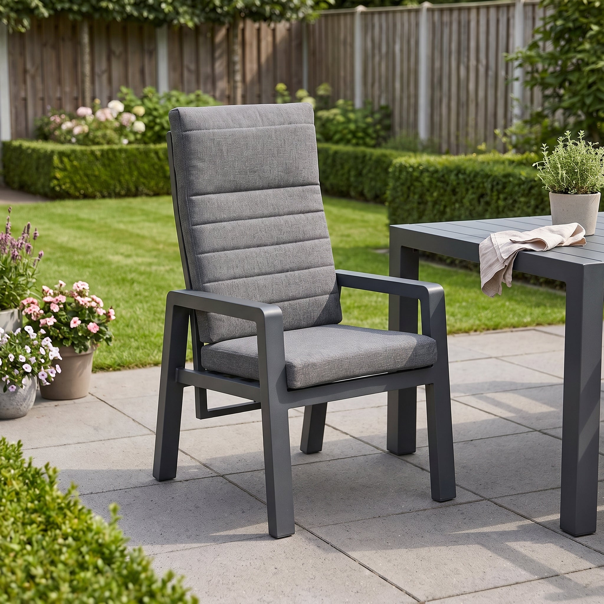 Sandro Verstelbare Tuinstoel | Dining - Dark Grey in een sfeervolle tuin - Outnest tuinmeubelen