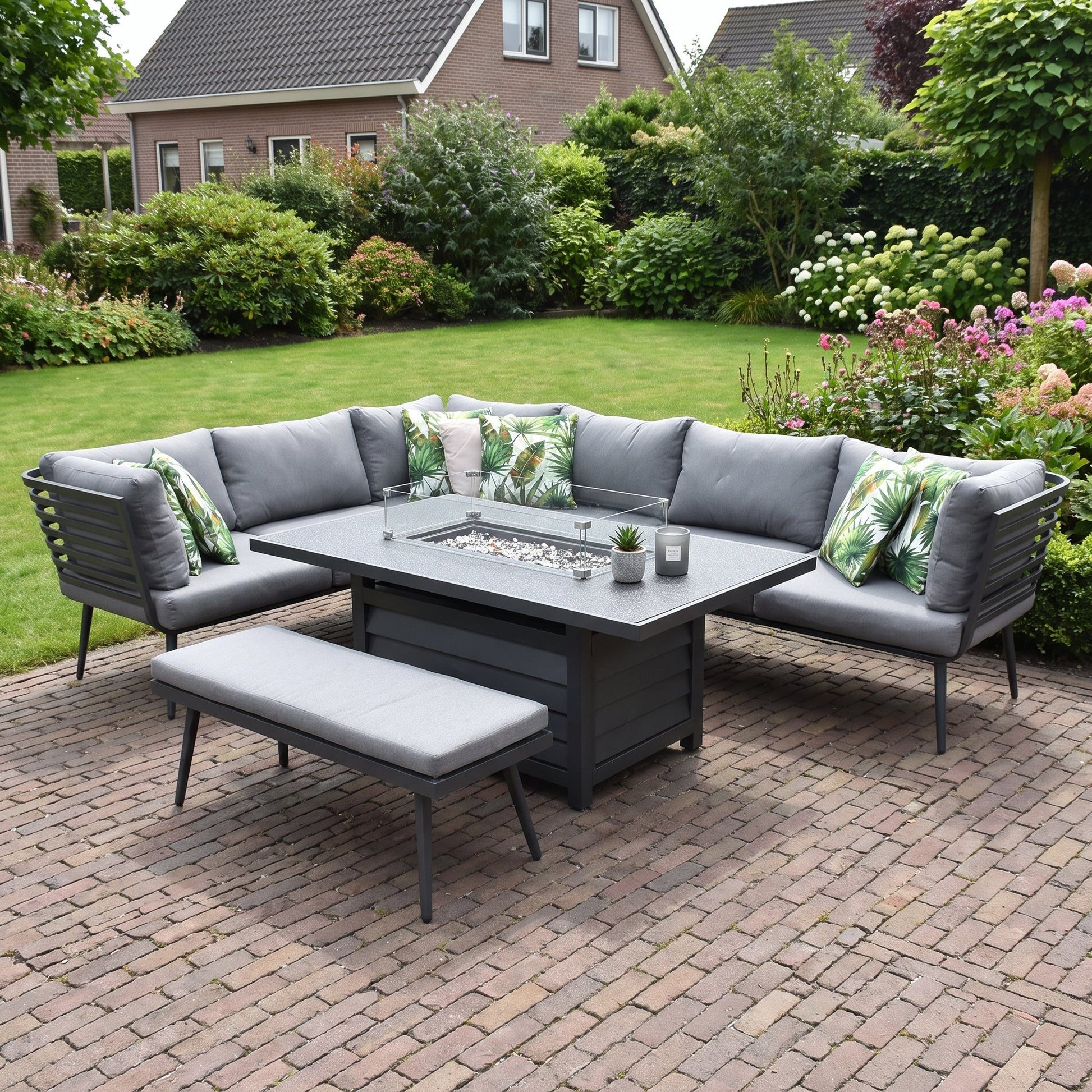 Sorrento Hoek Loungeset in een sfeervolle tuin - Outnest tuinmeubelen