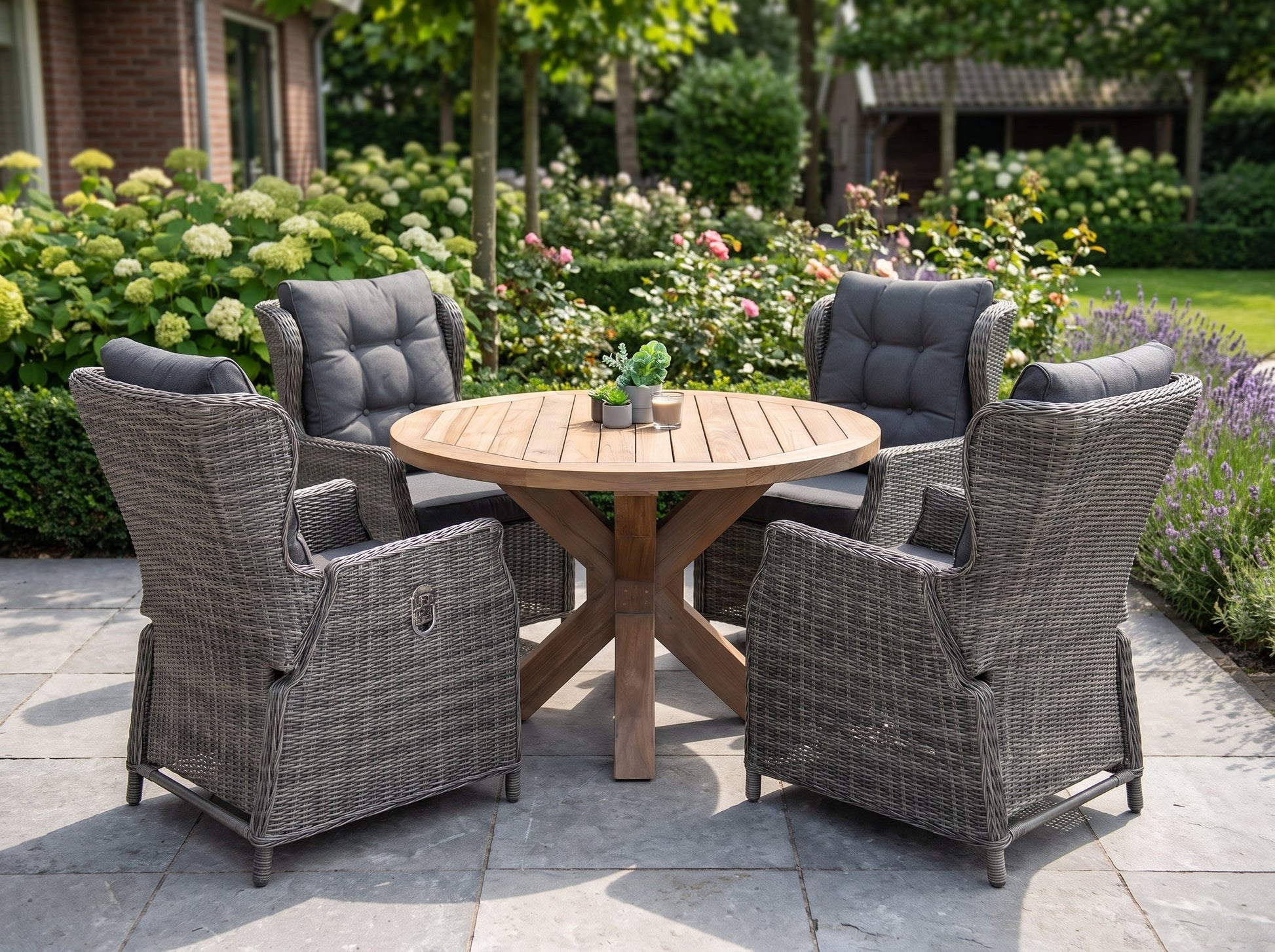 Surakarta-Barcelona Verstelbare Tuinset 4 Personen - Teak / Kobo Grey in een sfeervolle tuin - Outnest tuinmeubelen