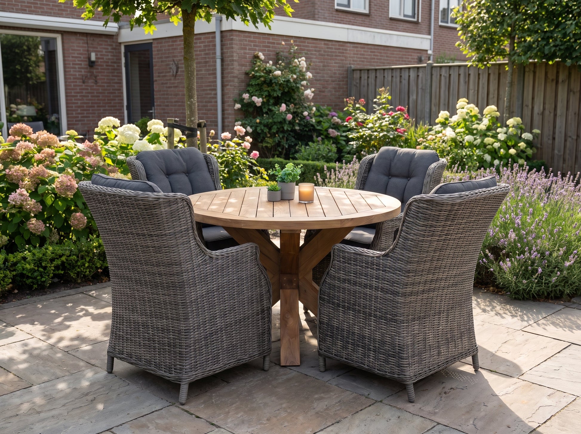 Surakarta-Darwin Tuinset 4 Personen - Teak / Kobo Grey in een sfeervolle tuin - Outnest tuinmeubelen
