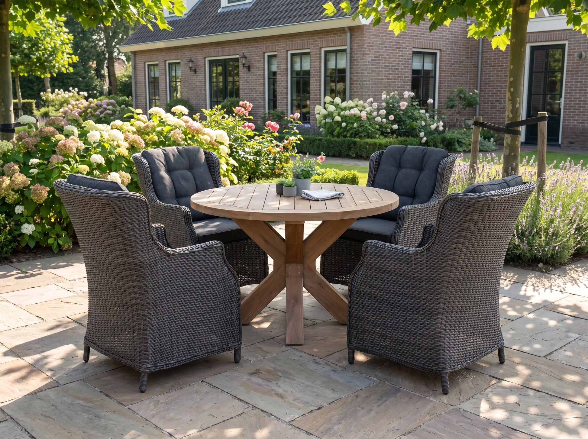 Surakarta-Darwin Tuinset 4 Personen - Teak / Rock Grey in een sfeervolle tuin - Outnest tuinmeubelen