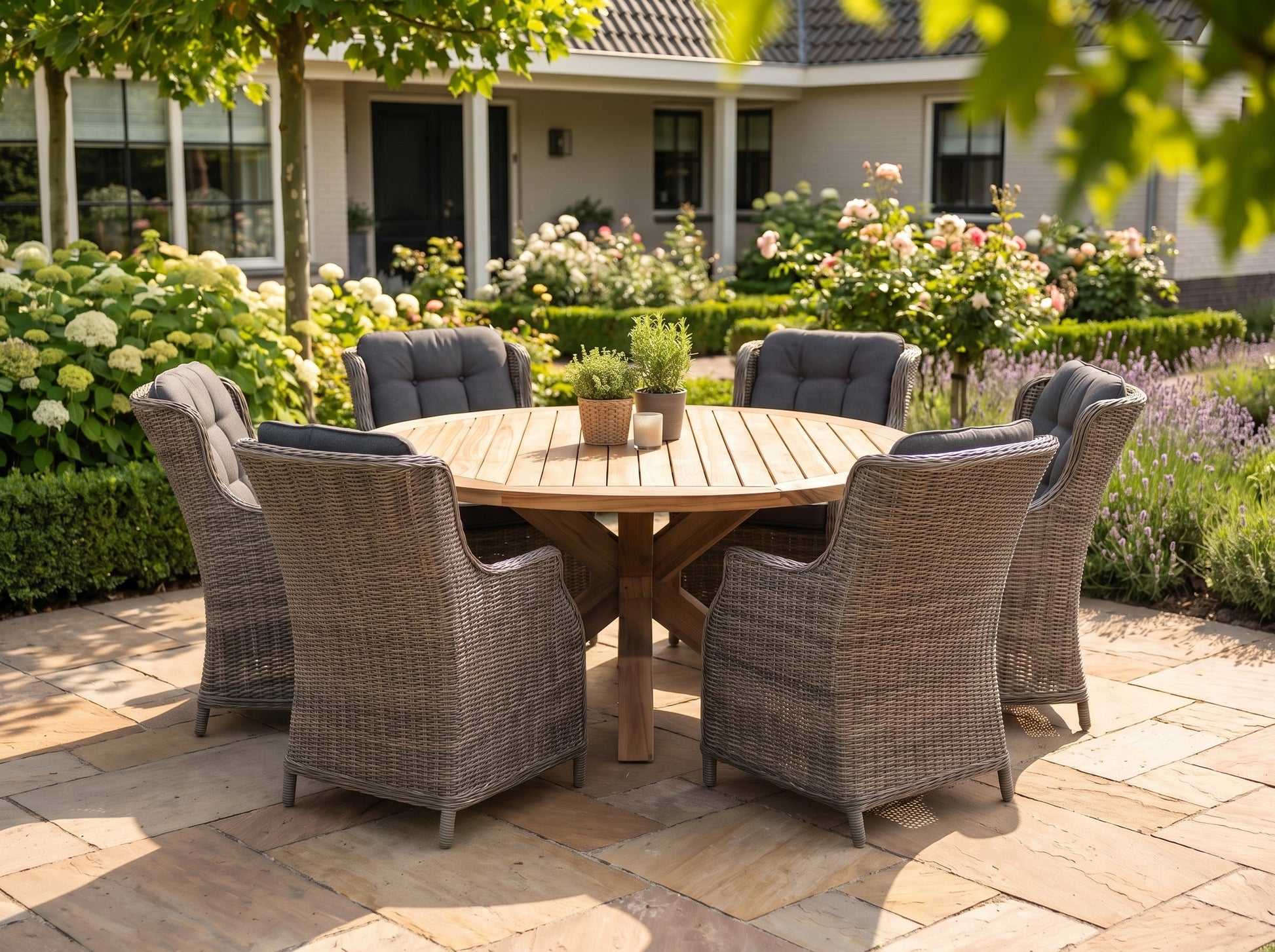 Surakarta-Darwin Tuinset 6 Personen - Teak / Kobo Grey in een sfeervolle tuin - Outnest tuinmeubelen