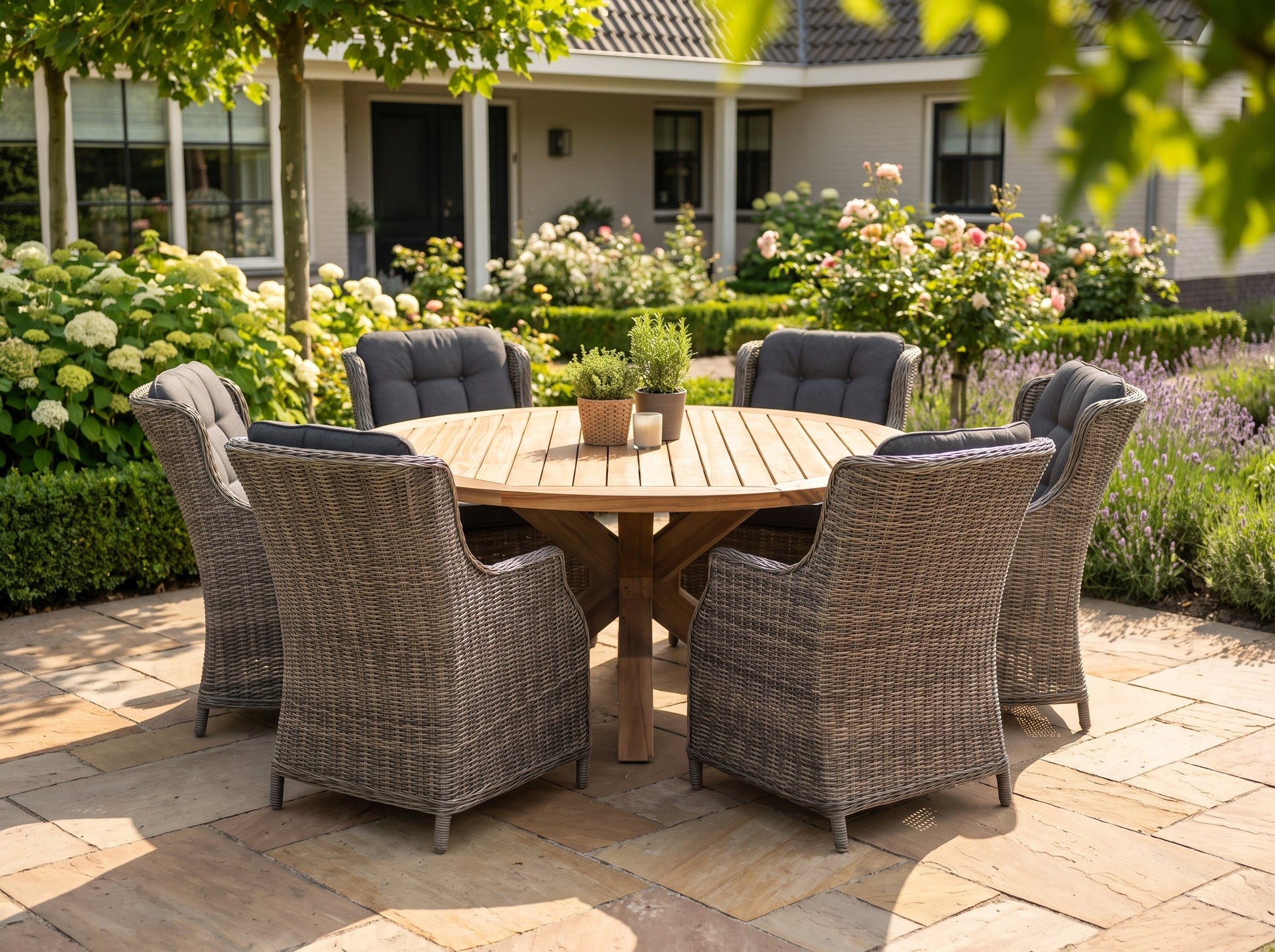 Surakarta-Darwin Tuinset 6 Personen - Teak / Kobo Grey in een sfeervolle tuin - Outnest tuinmeubelen