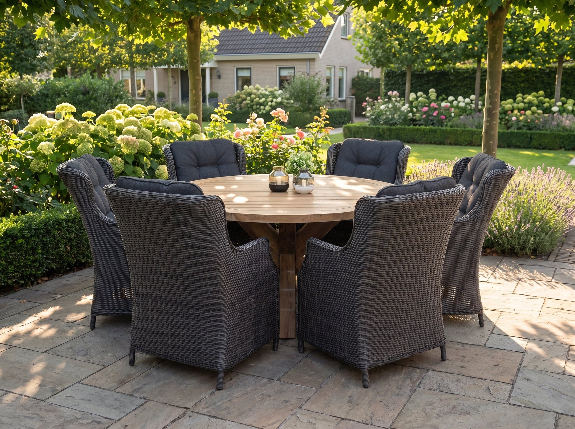 Surakarta-Darwin Tuinset 6 Personen - Teak / Rock Grey in een sfeervolle tuin - Outnest tuinmeubelen