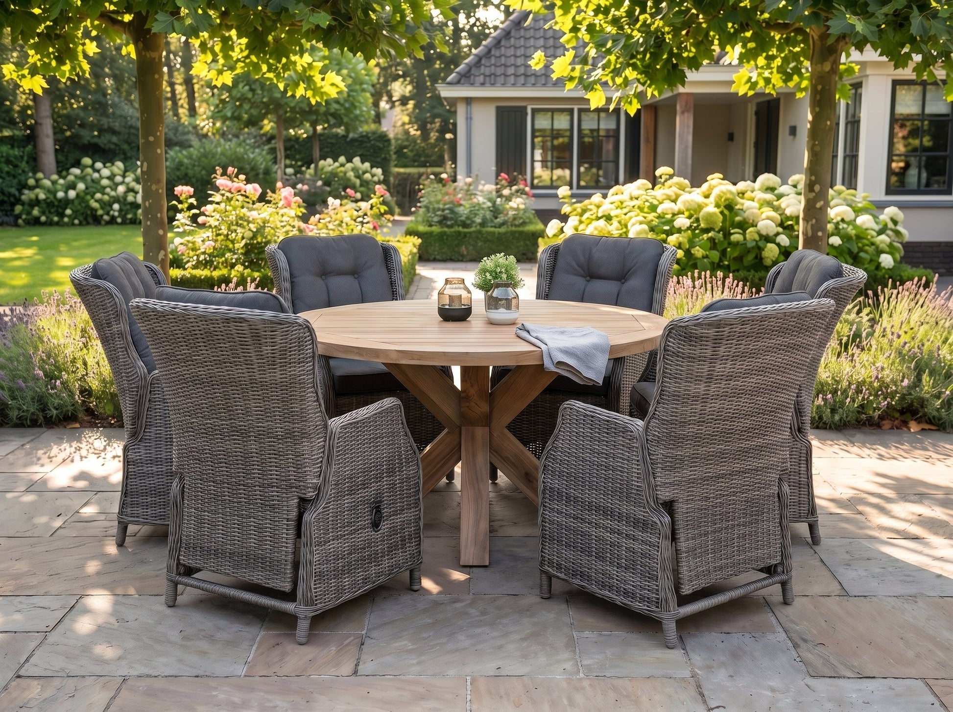 Surakarta-Darwin Verstelbare Tuinset 6 Personen - Teak / Kobo Grey in een sfeervolle tuin - Outnest tuinmeubelen