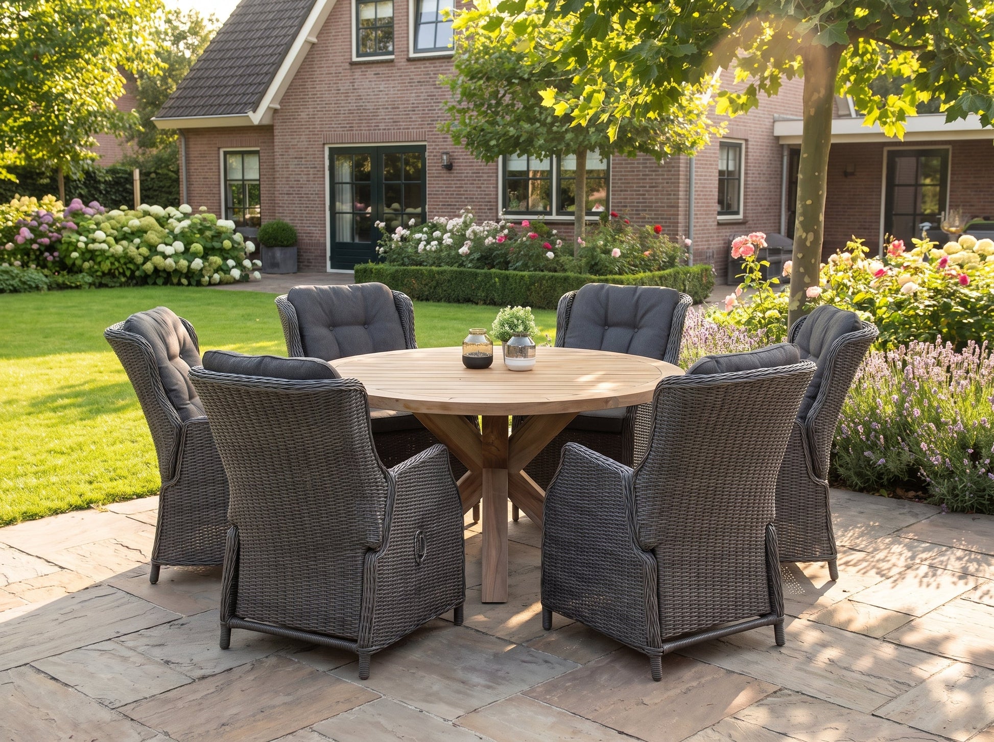 Surakarta-Darwin Verstelbare Tuinset 6 Personen - Teak / Rock Grey in een sfeervolle tuin - Outnest tuinmeubelen