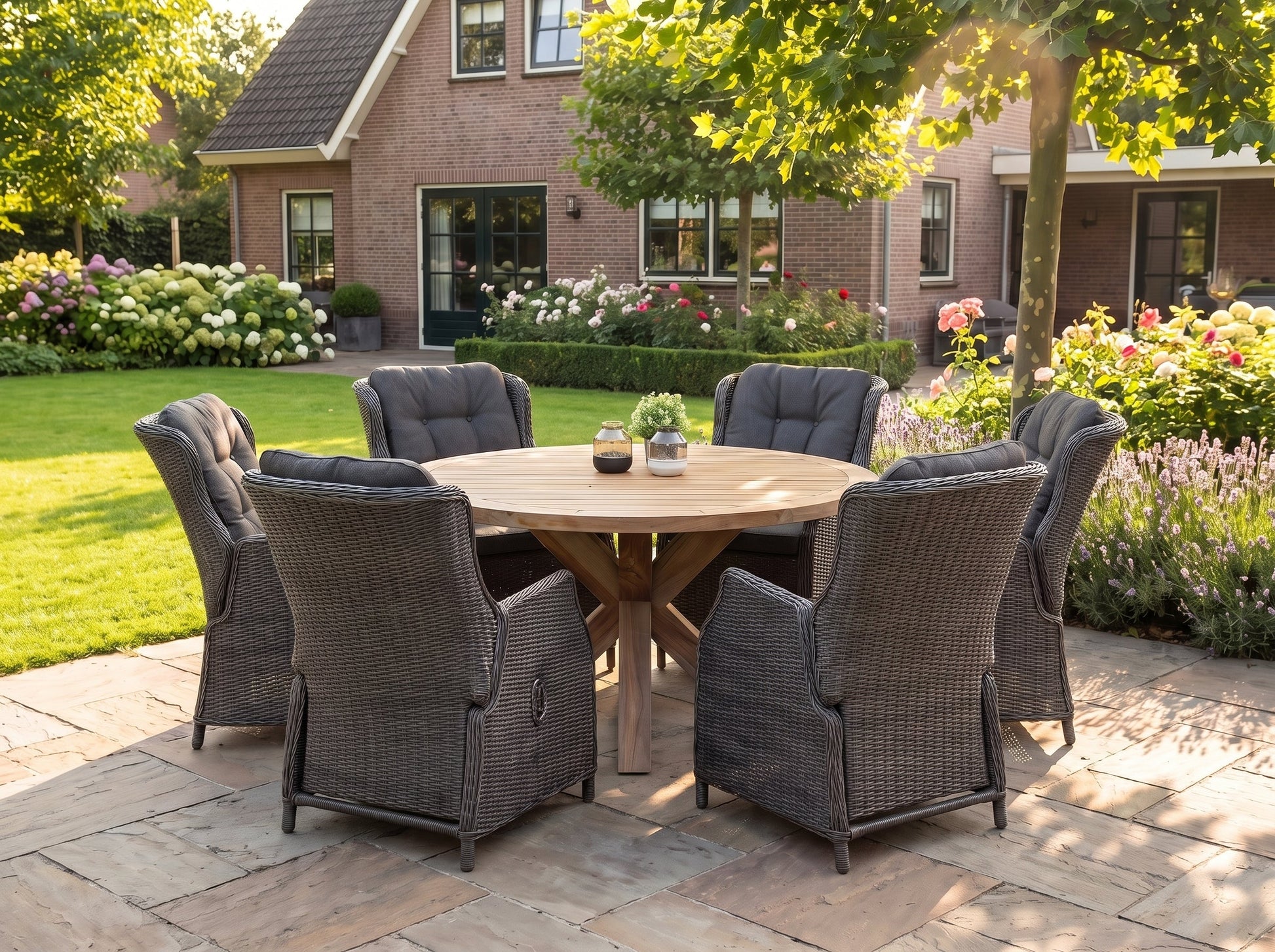 Surakarta-Darwin Verstelbare Tuinset 6 Personen - Teak / Rock Grey in een sfeervolle tuin - Outnest tuinmeubelen