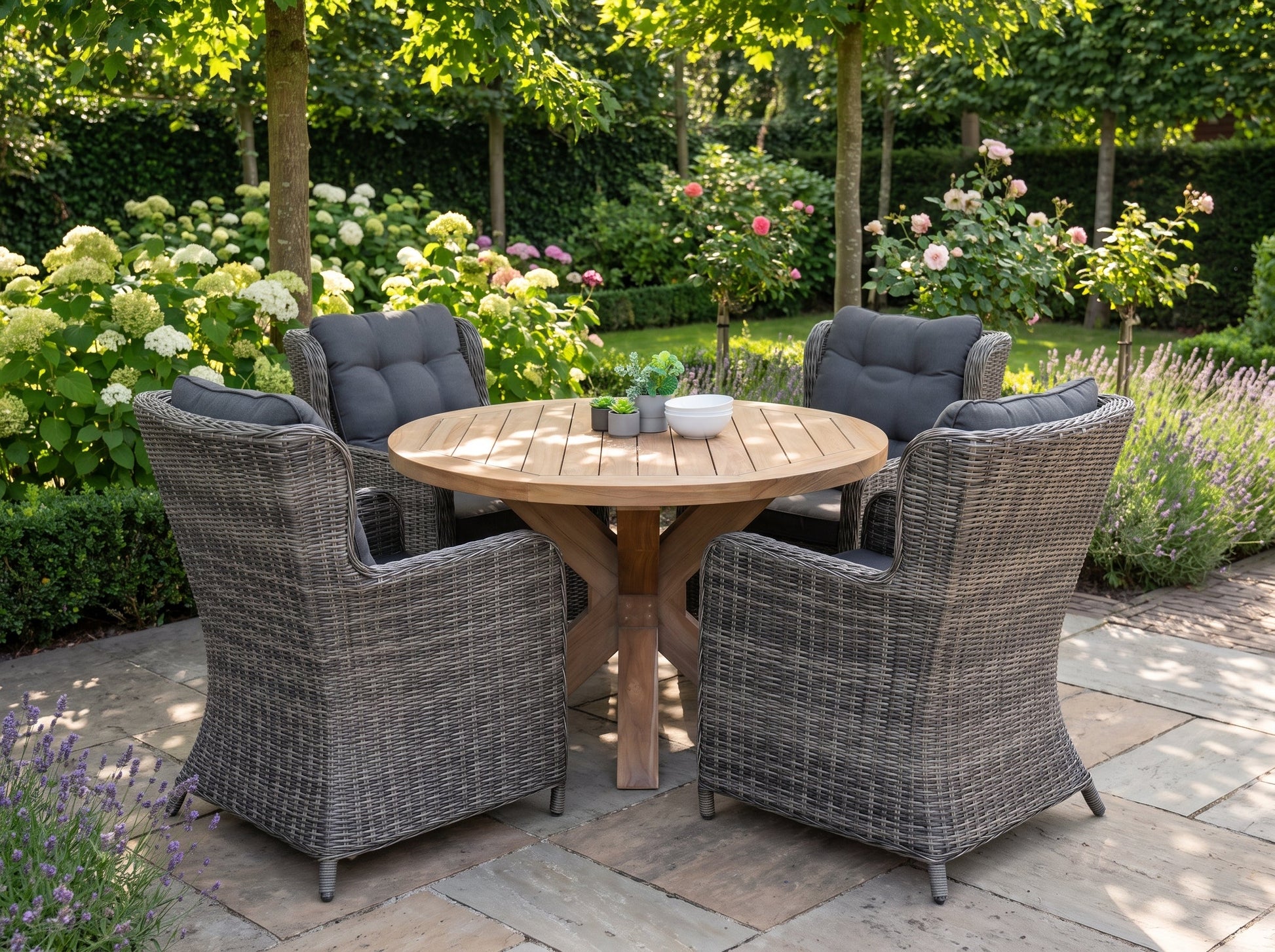 Surakarta-Delano Tuinset 4 Personen - Teak / Kobo Grey in een sfeervolle tuin - Outnest tuinmeubelen