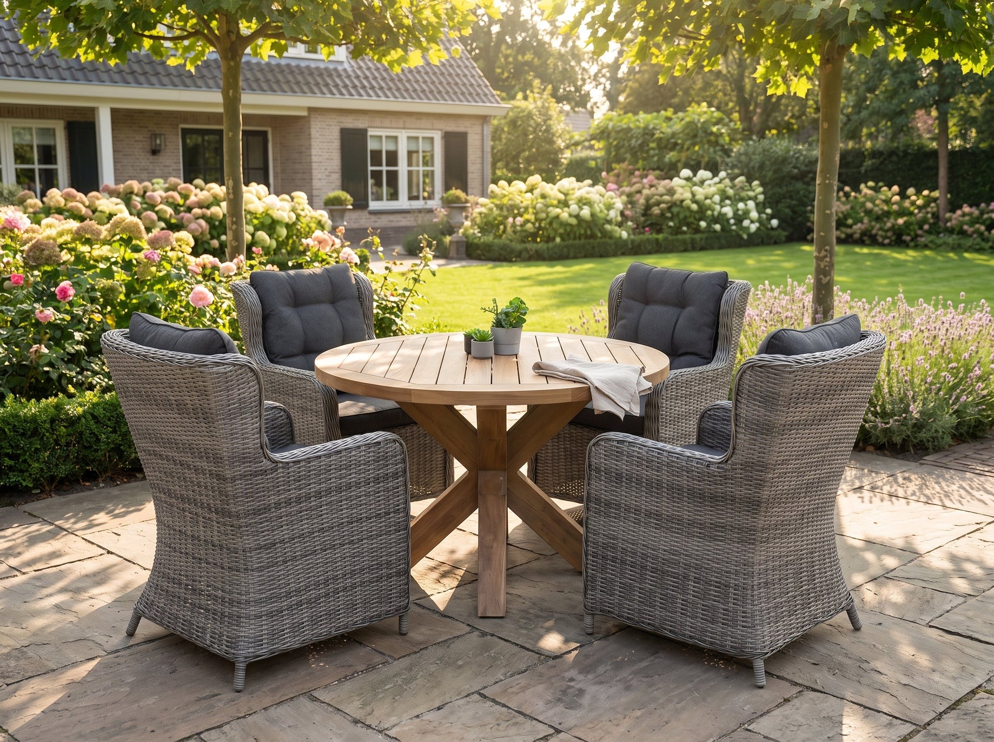 Surakarta-Delano Tuinset 4 Personen - Teak / Natural Grey in een sfeervolle tuin - Outnest tuinmeubelen