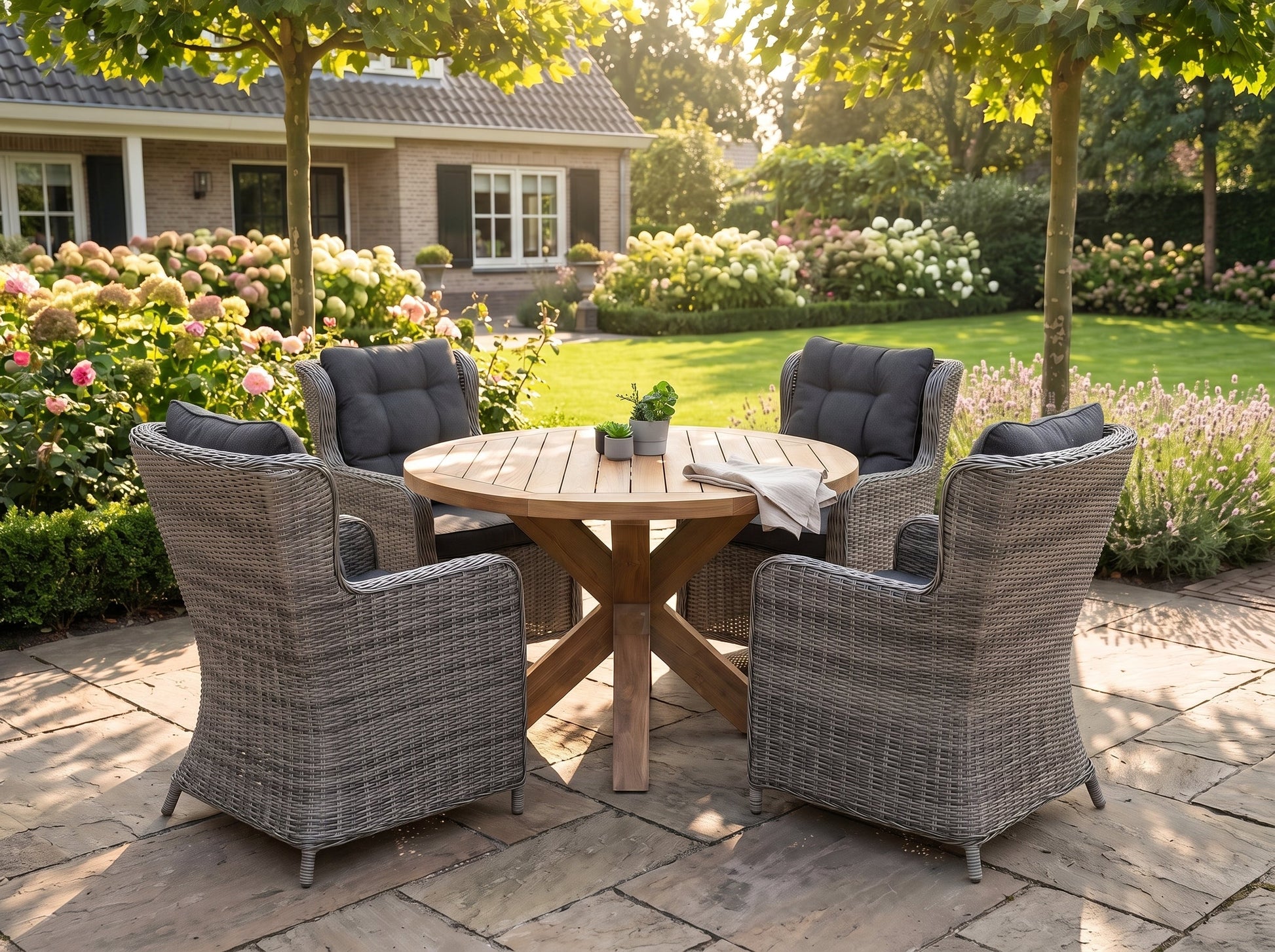 Surakarta-Delano Tuinset 4 Personen - Teak / Natural Grey in een sfeervolle tuin - Outnest tuinmeubelen