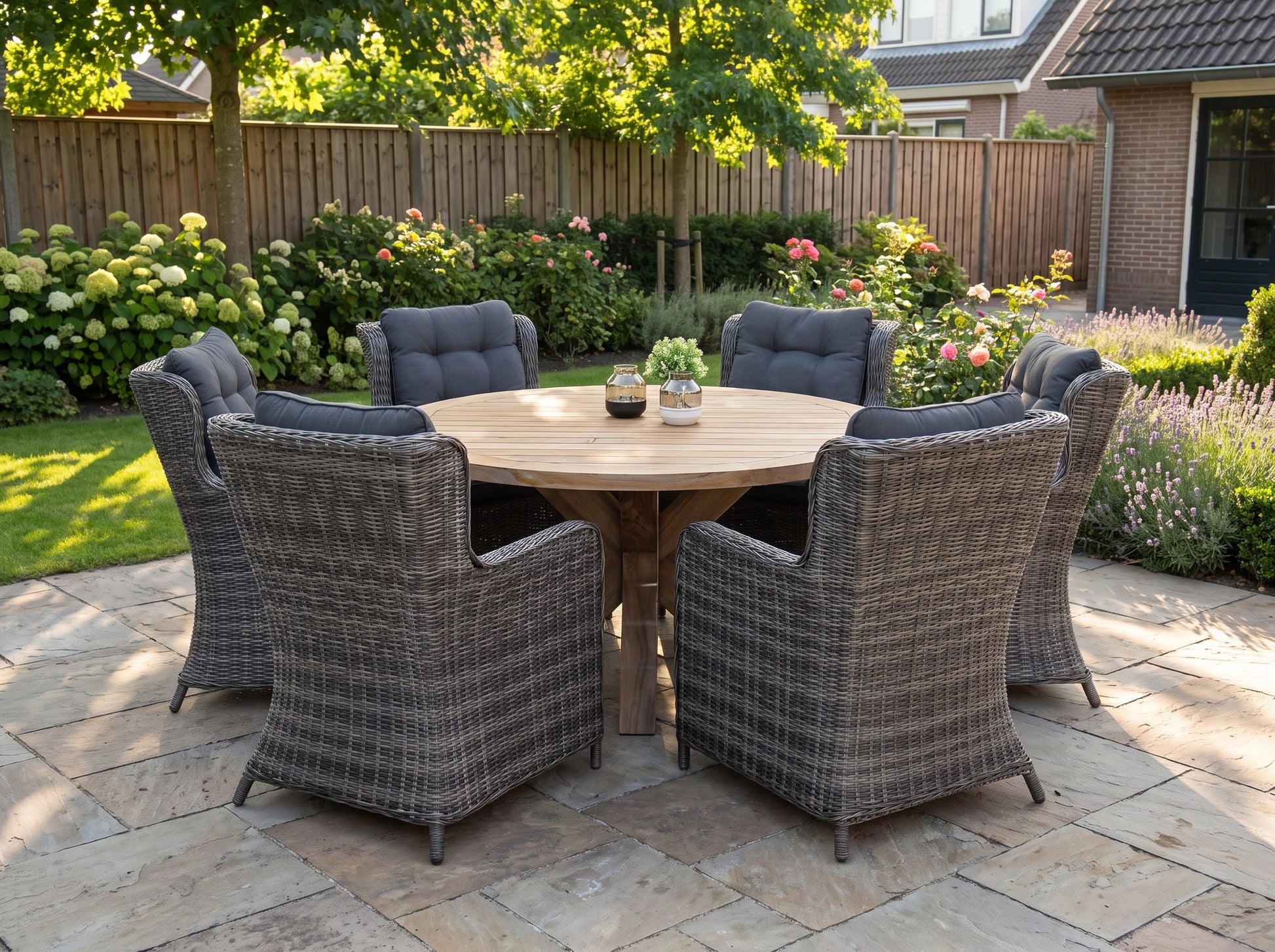 Surakarta-Delano Tuinset 6 Personen - Teak / Kobo Grey in een sfeervolle tuin - Outnest tuinmeubelen