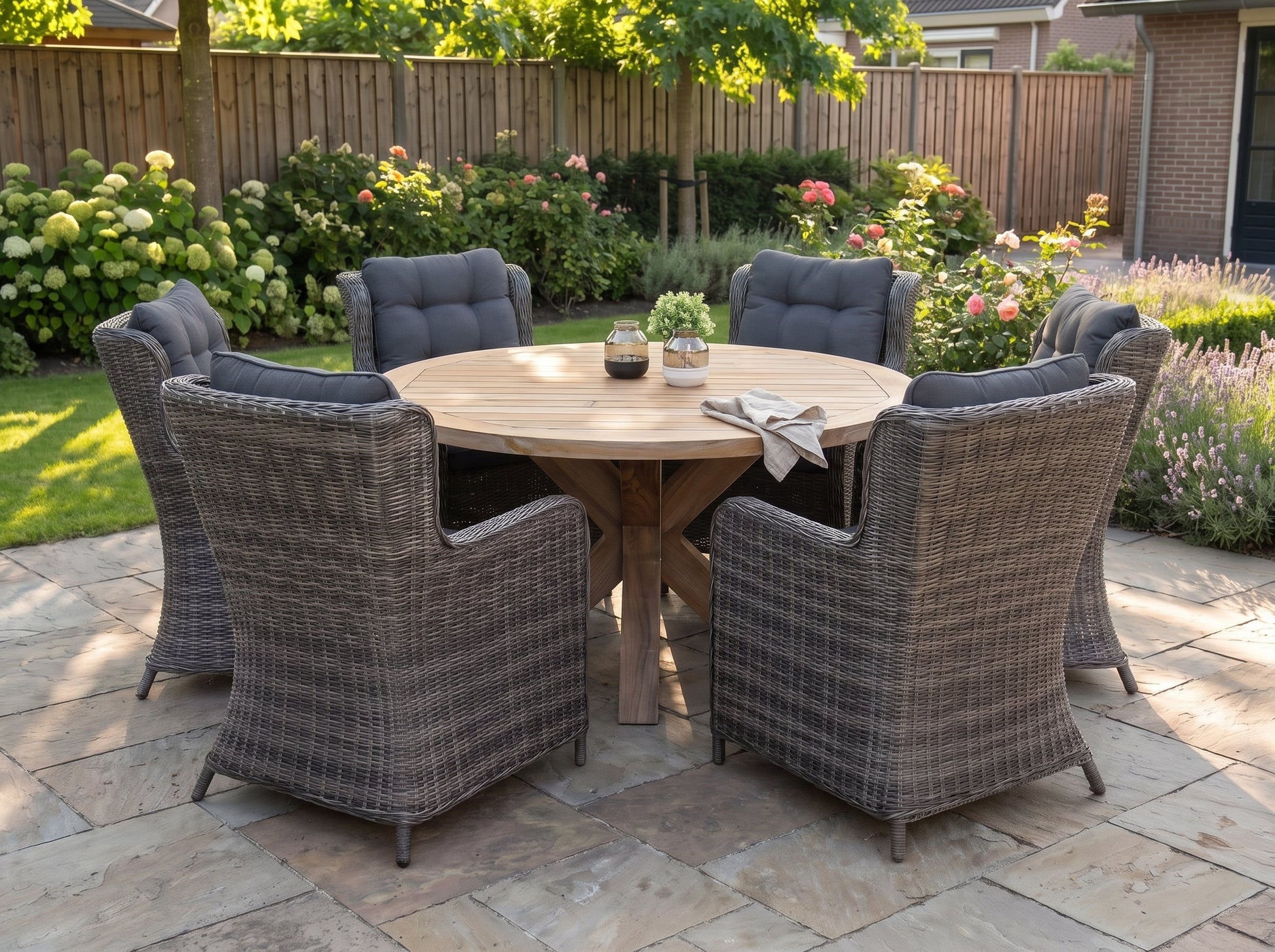 Surakarta-Delano Tuinset 6 Personen - Teak / Kobo Grey in een sfeervolle tuin - Outnest tuinmeubelen
