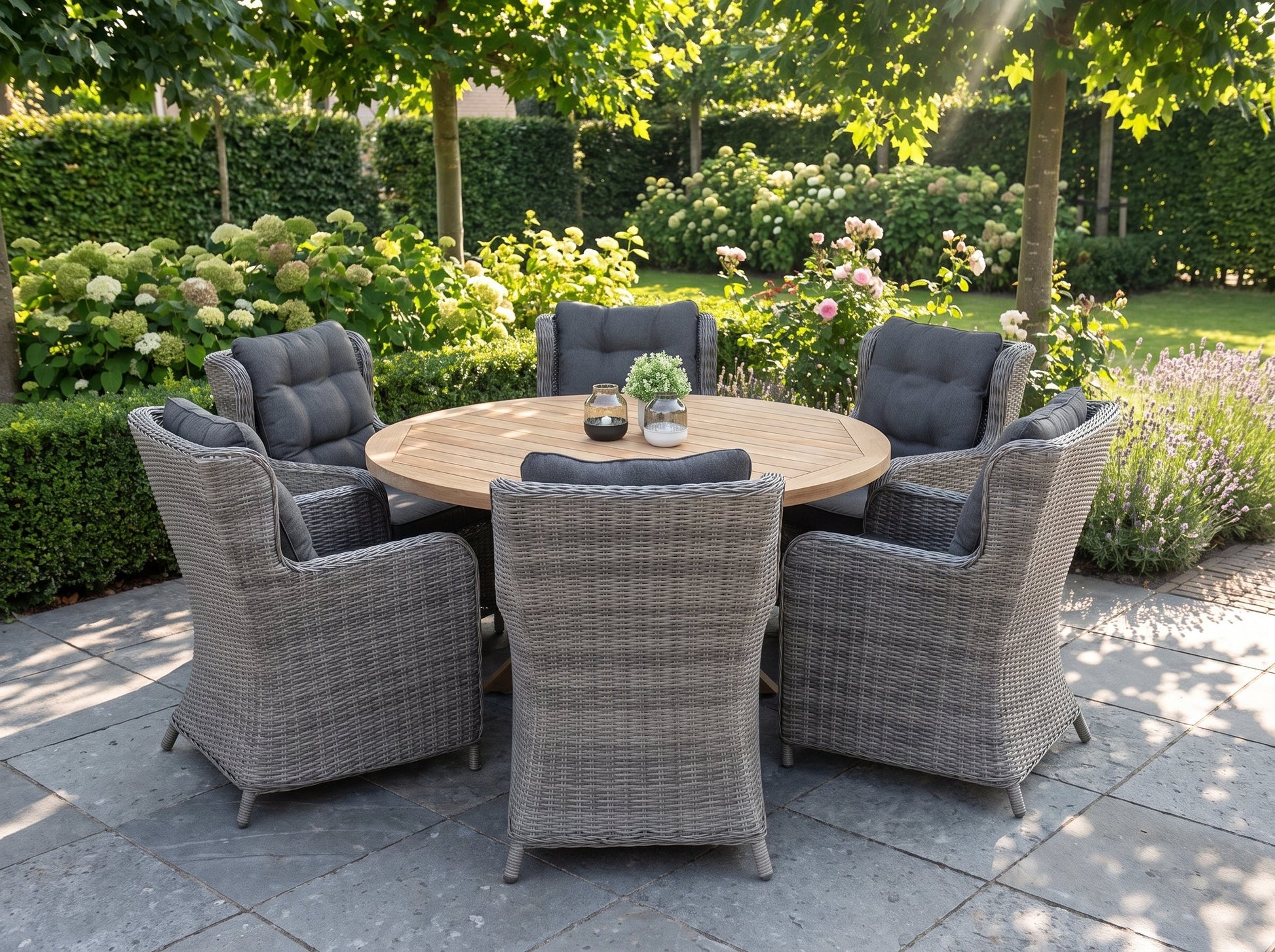 Surakarta-Delano Tuinset 6 Personen - Teak / Natural Grey in een sfeervolle tuin - Outnest tuinmeubelen